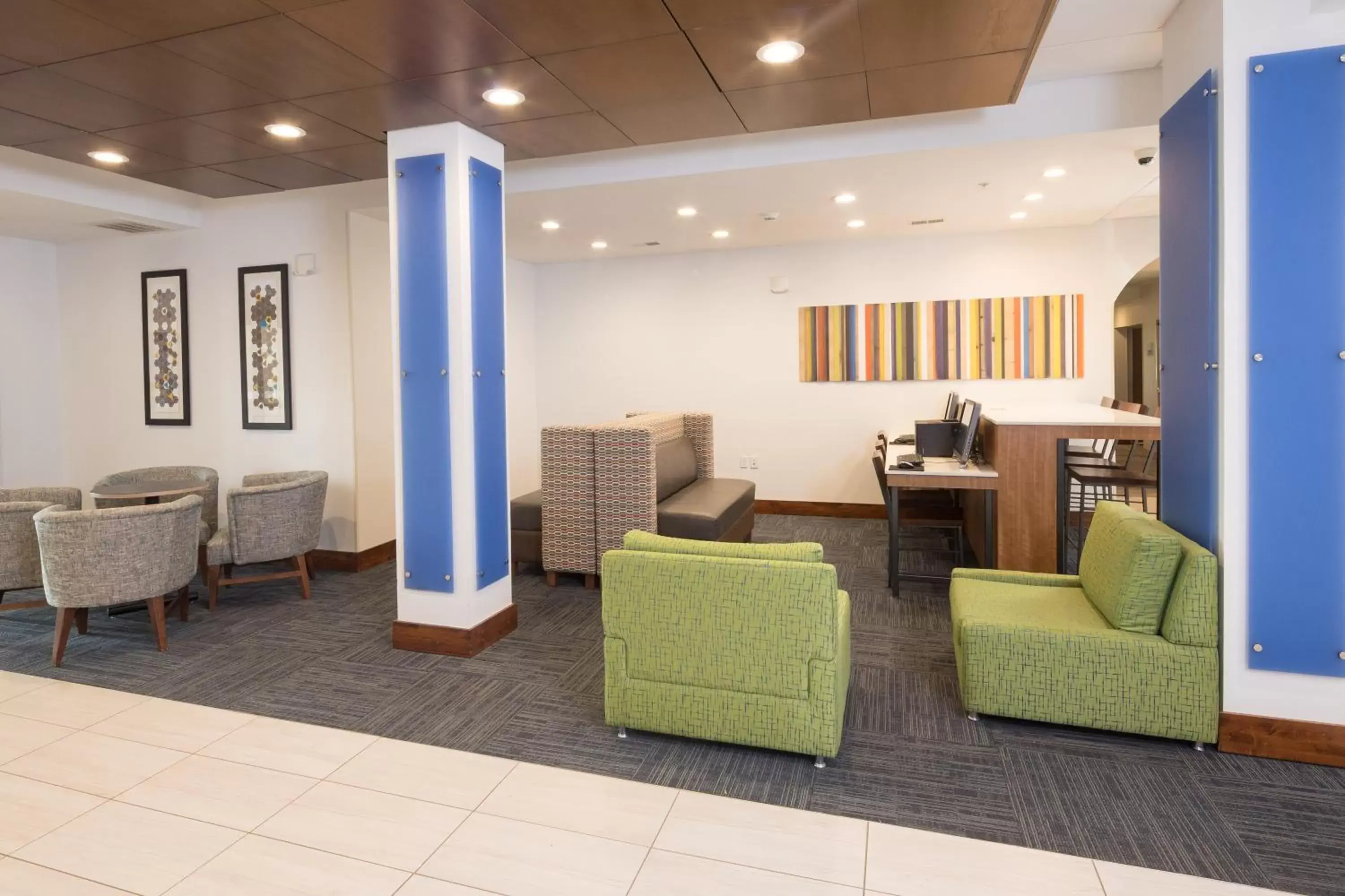 Property building, Seating Area in Holiday Inn Express Hotel & Suites Detroit-Utica, an IHG Hotel