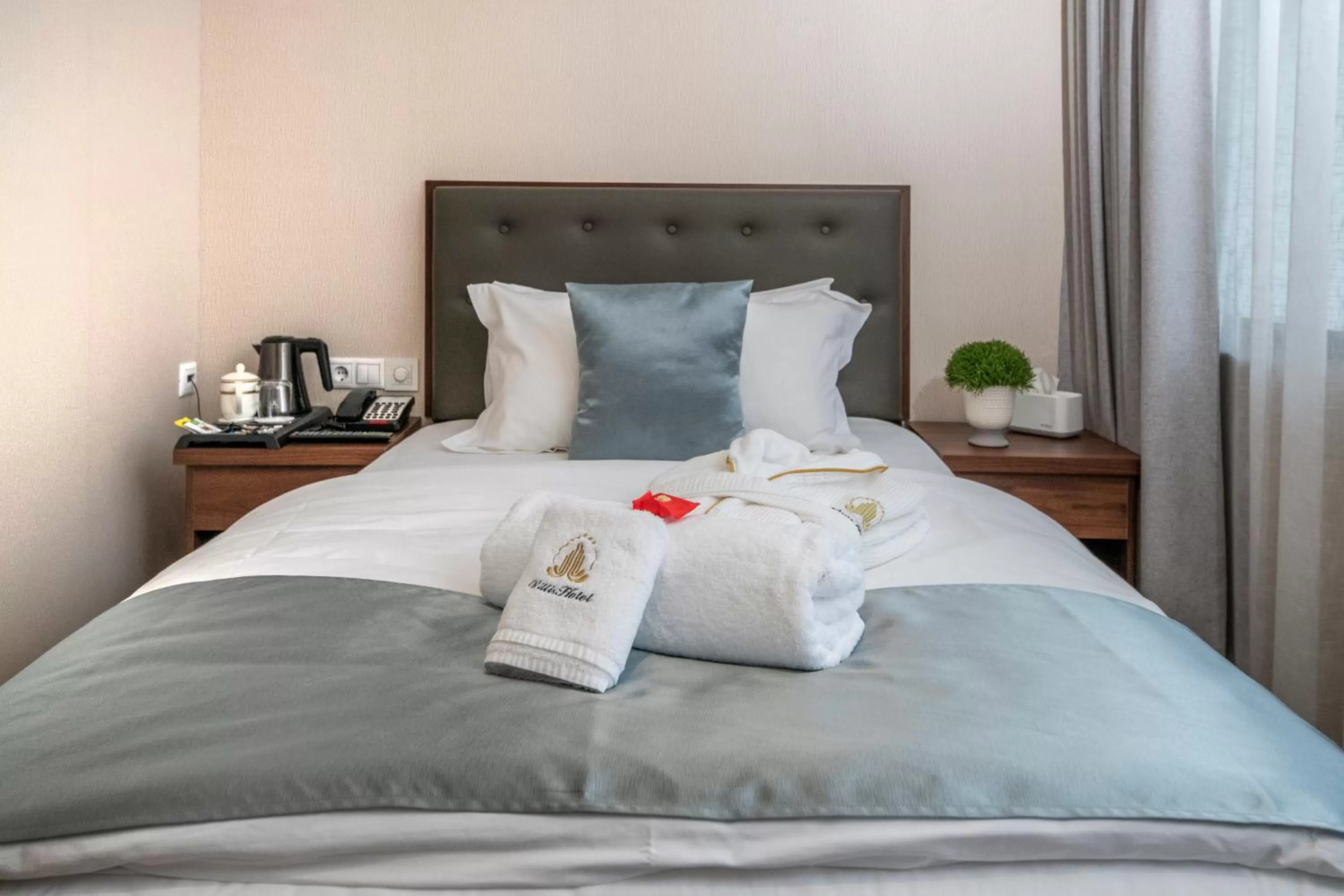 Bed in Willis Hotel Business & Wellness