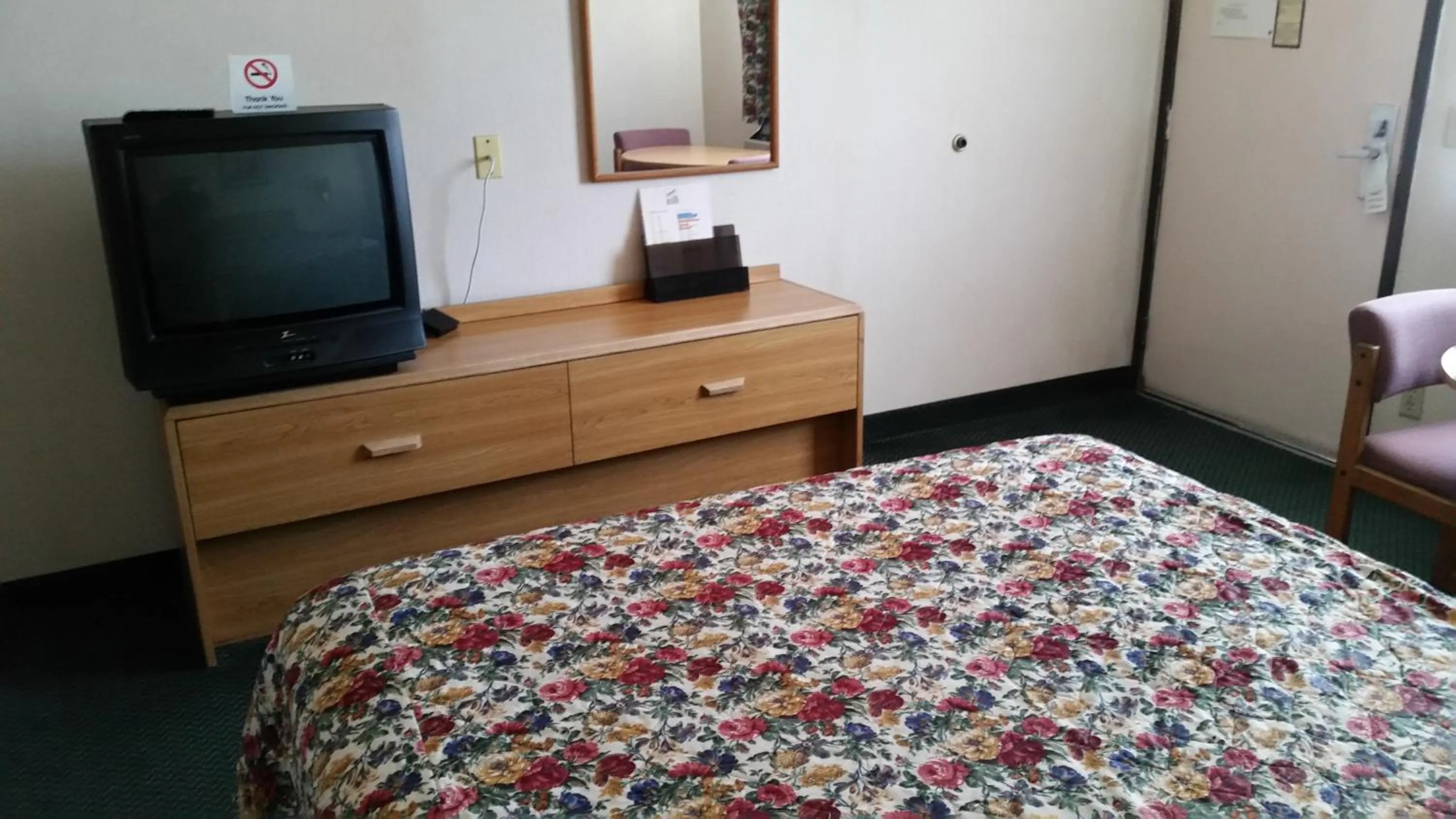 Bed in Economy Inn Motel