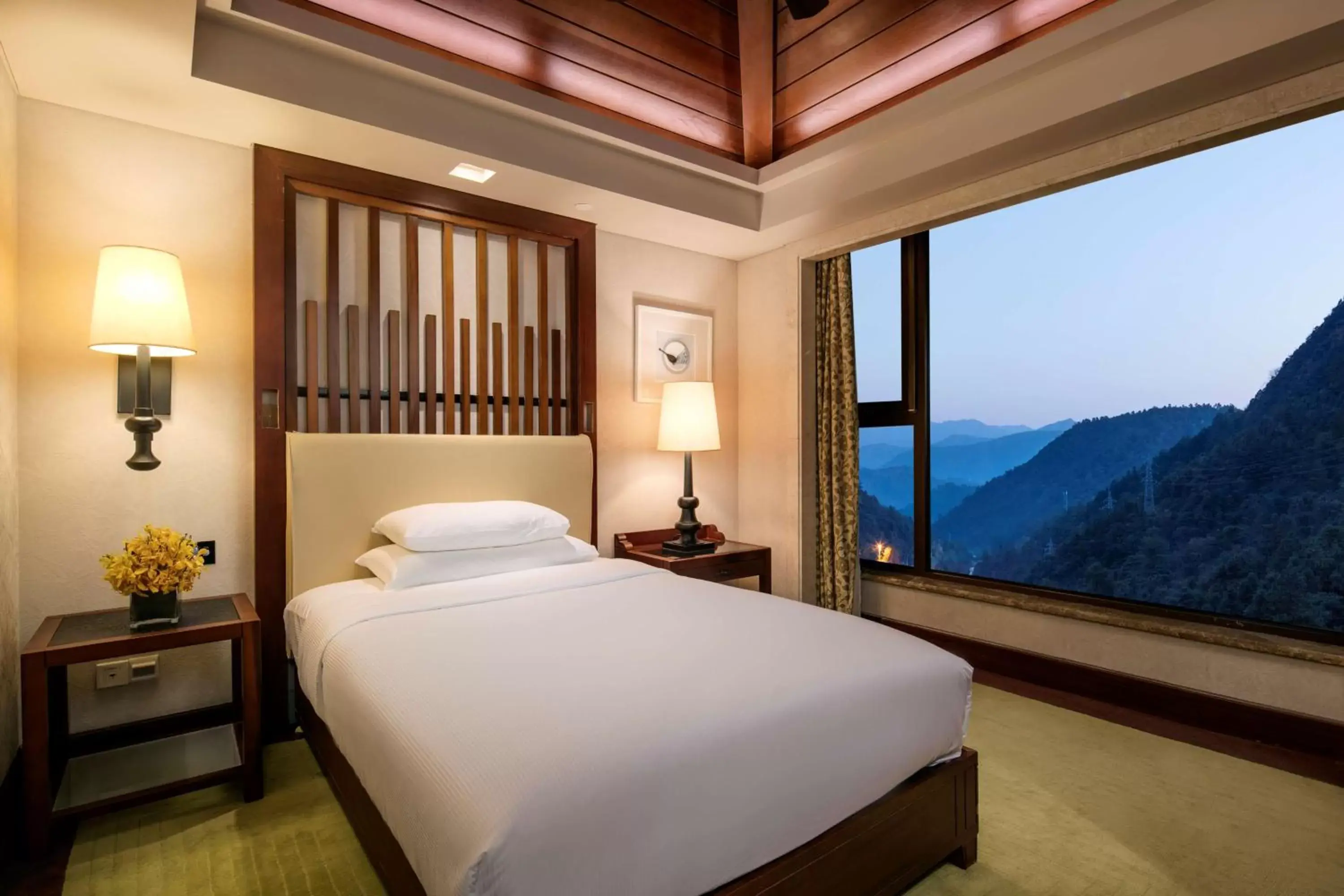 Bed, Mountain View in Hilton Sanqingshan Resort
