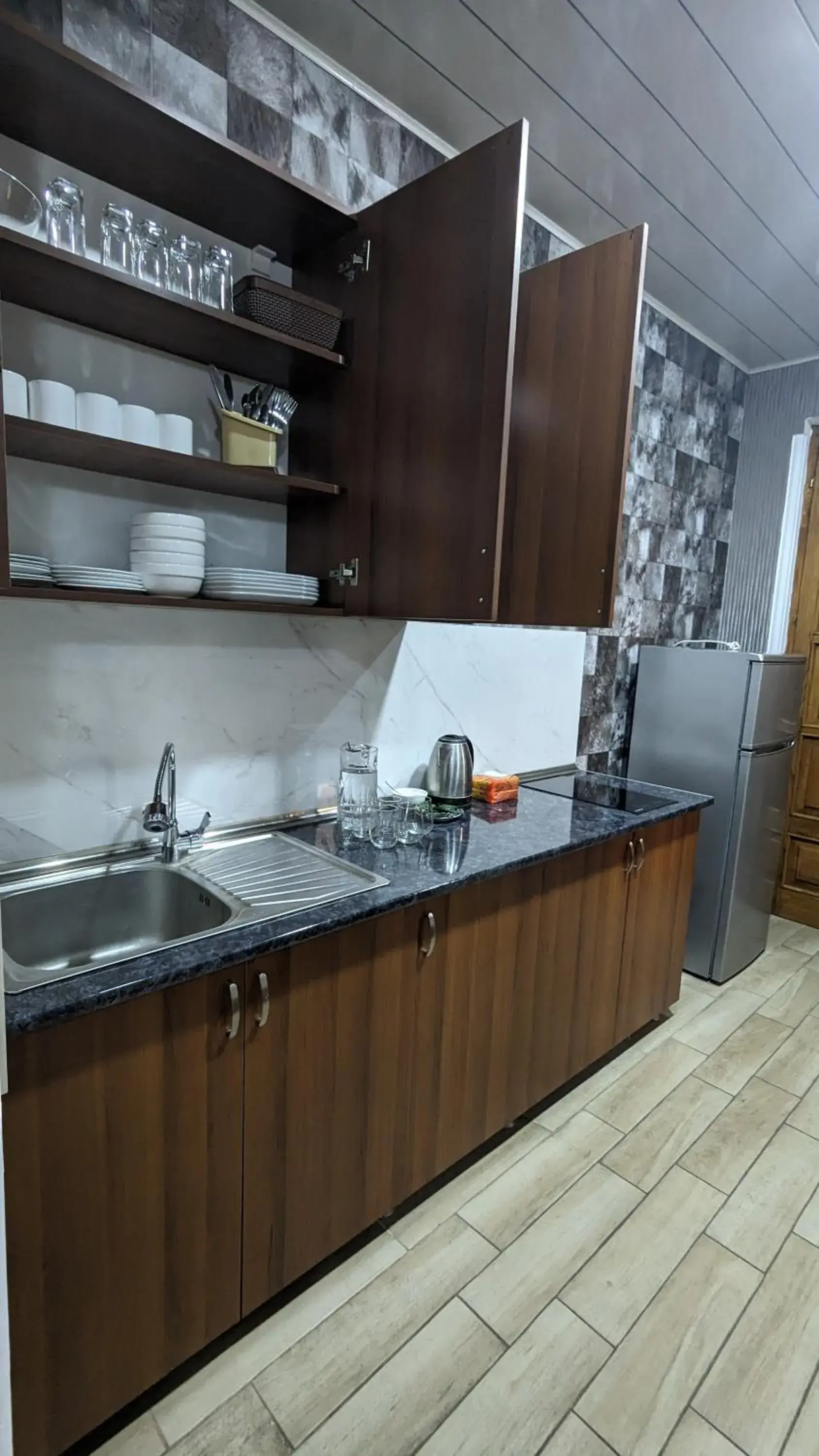 kitchen, Kitchen/Kitchenette in Dkd-bridge Hotel