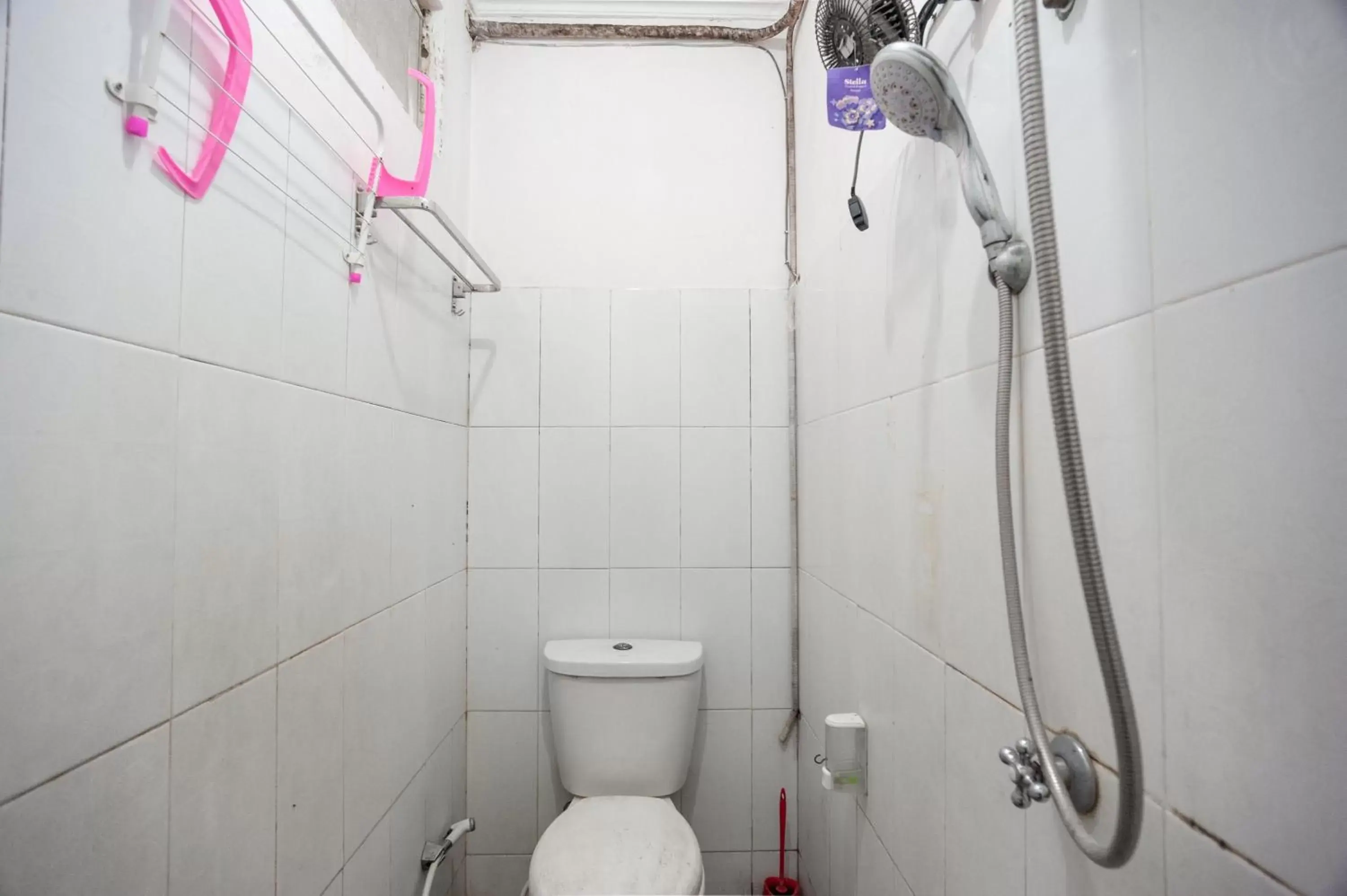 Shower, Bathroom in RedDoorz Syariah near PGC Cililitan