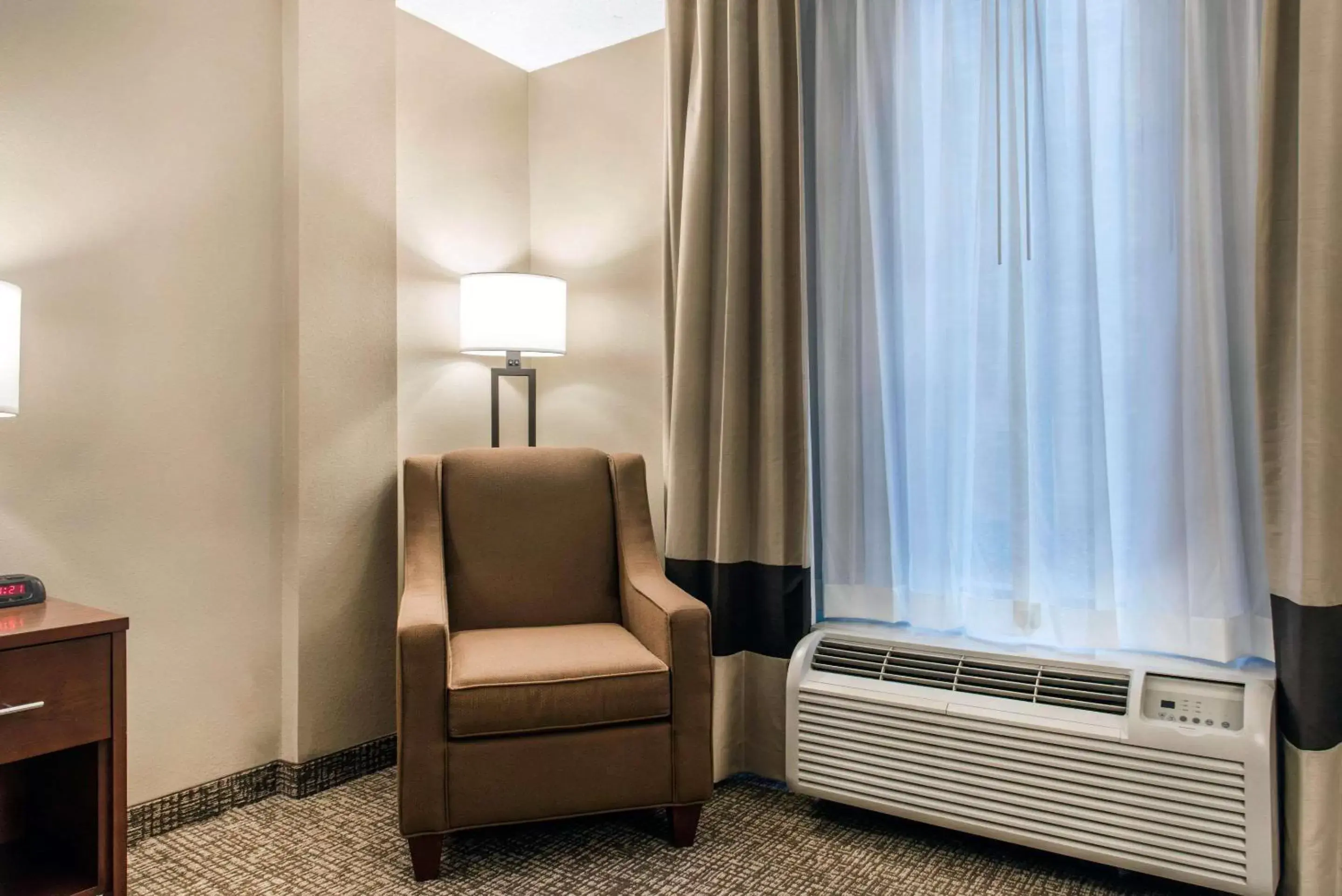 Photo of the whole room, Seating Area in Comfort Inn MSP Airport - Mall of America