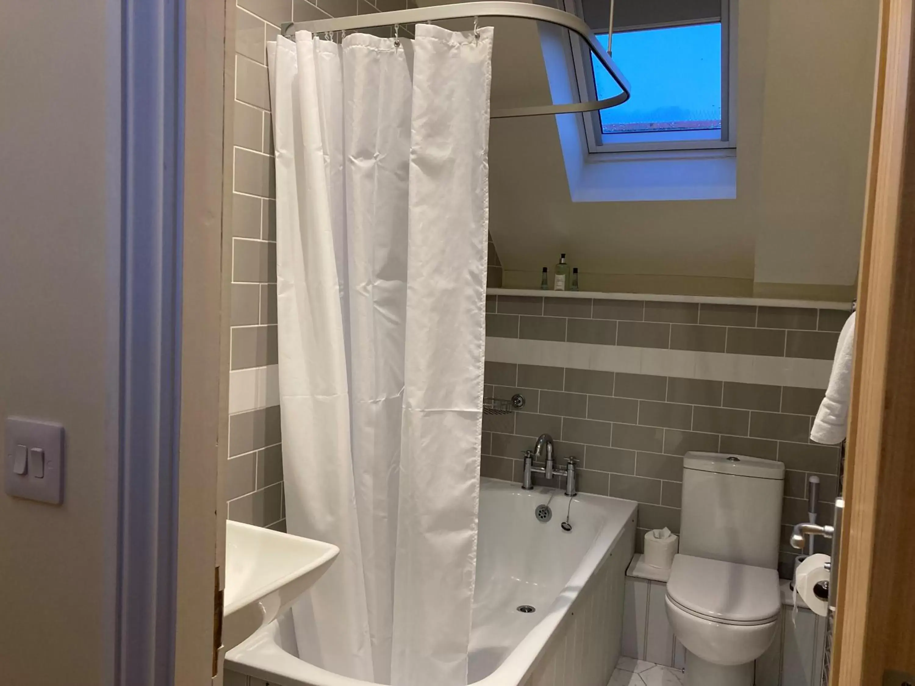 Shower, Bathroom in The Galleon Inn