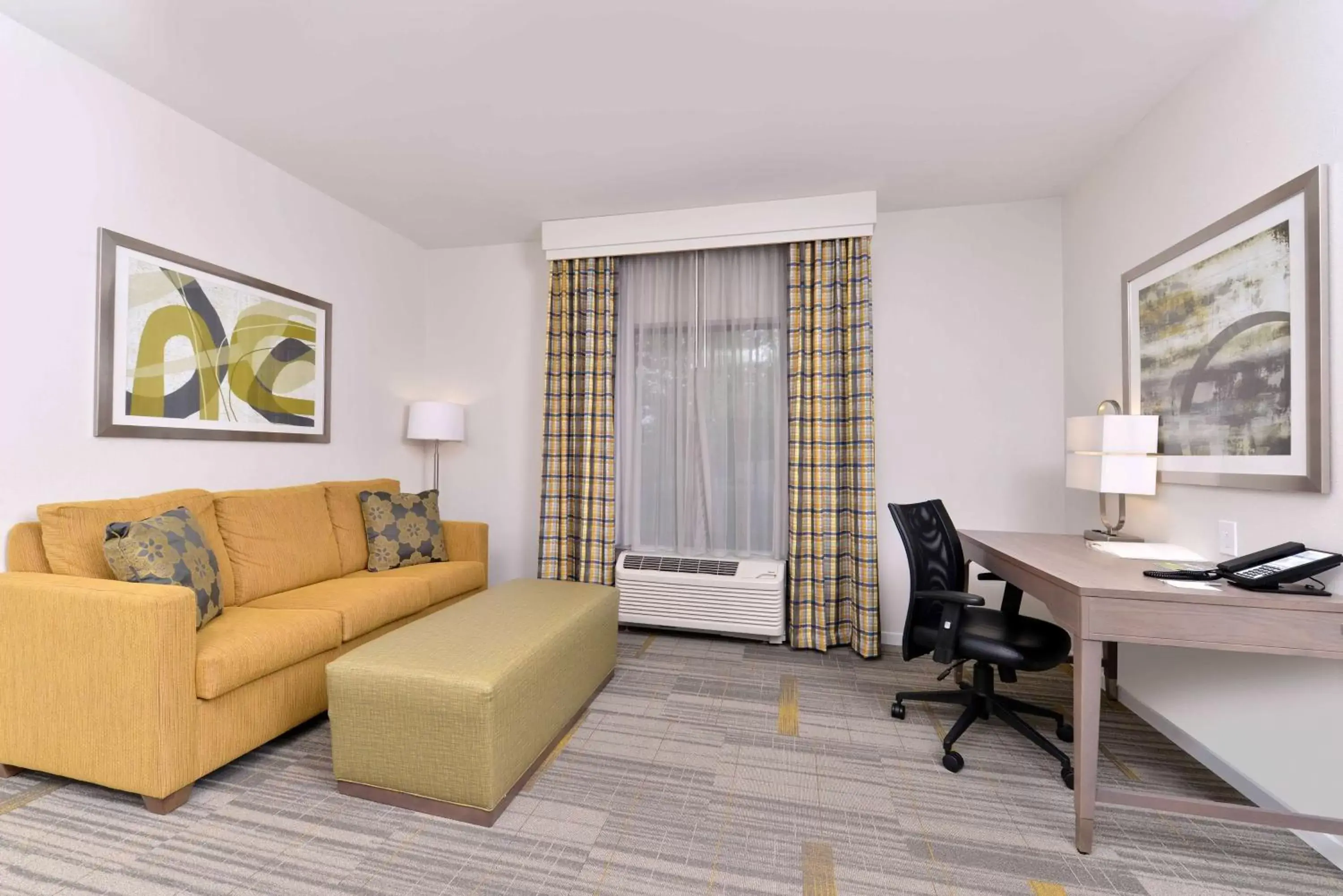 Bed, Seating Area in Hampton Inn & Suites Shelby, North Carolina