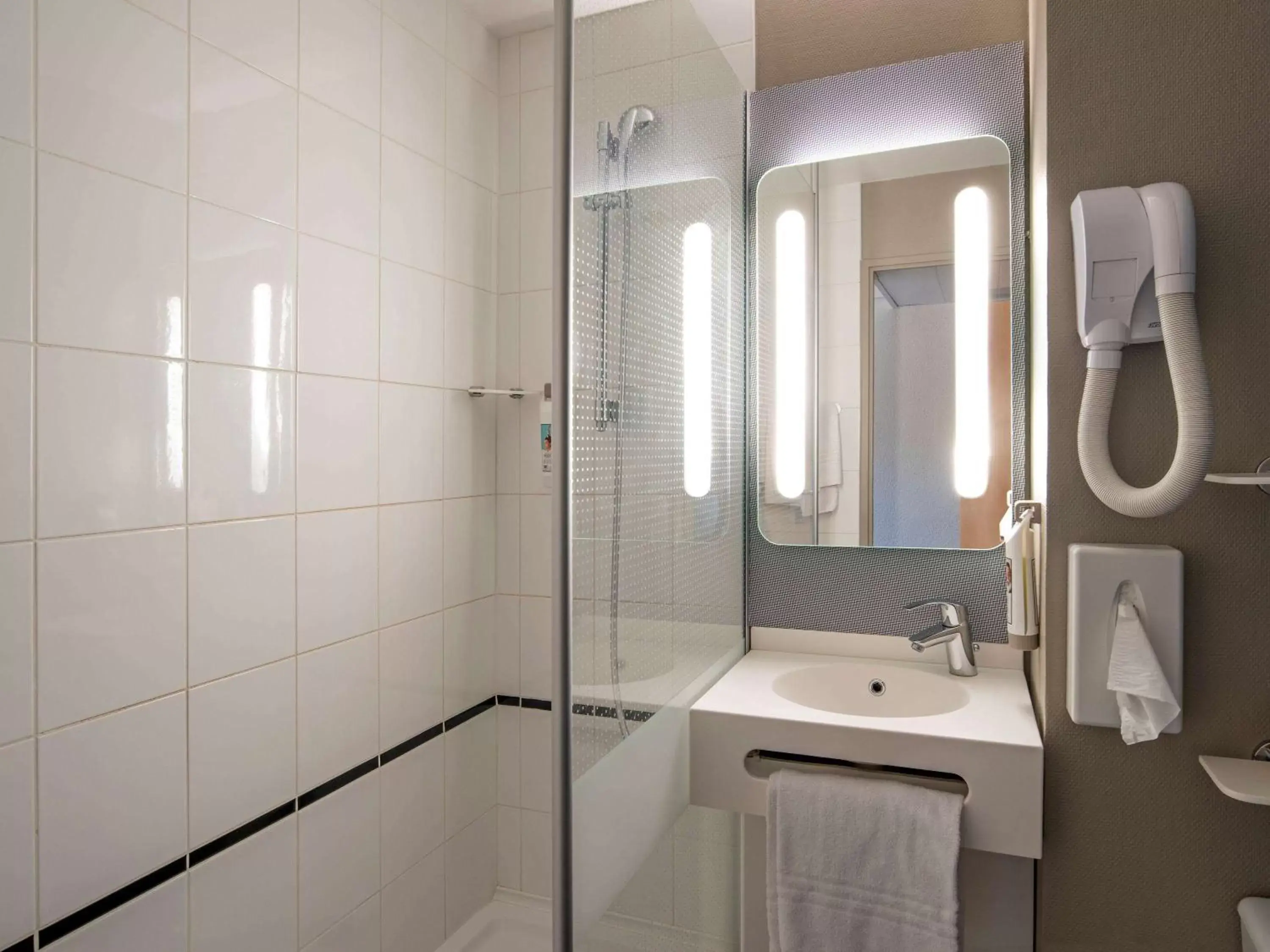 Shower, Bathroom in ibis Orléans Nord Saran