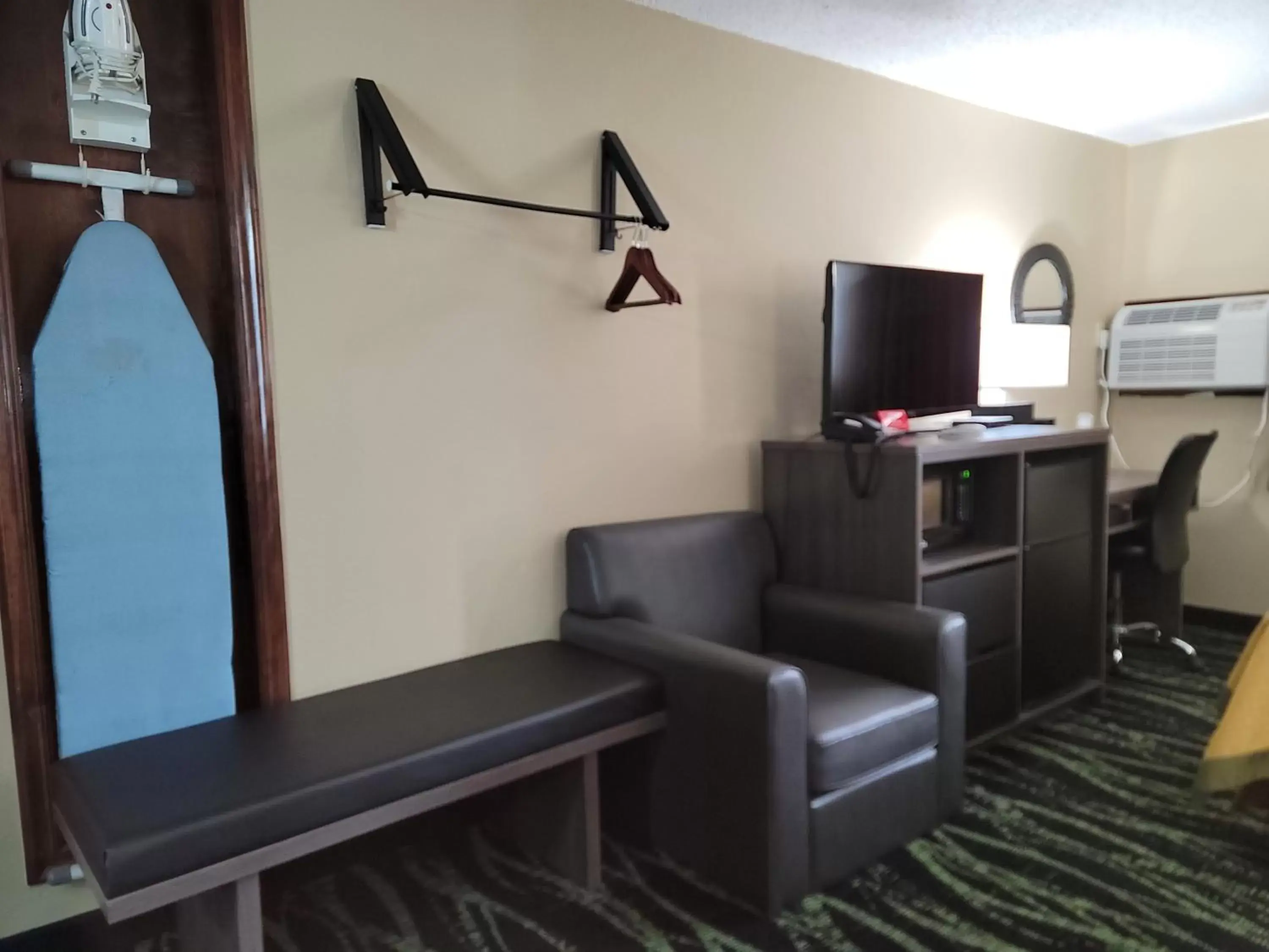 Bedroom, TV/Entertainment Center in Red Lion Inn and Suites Liberty