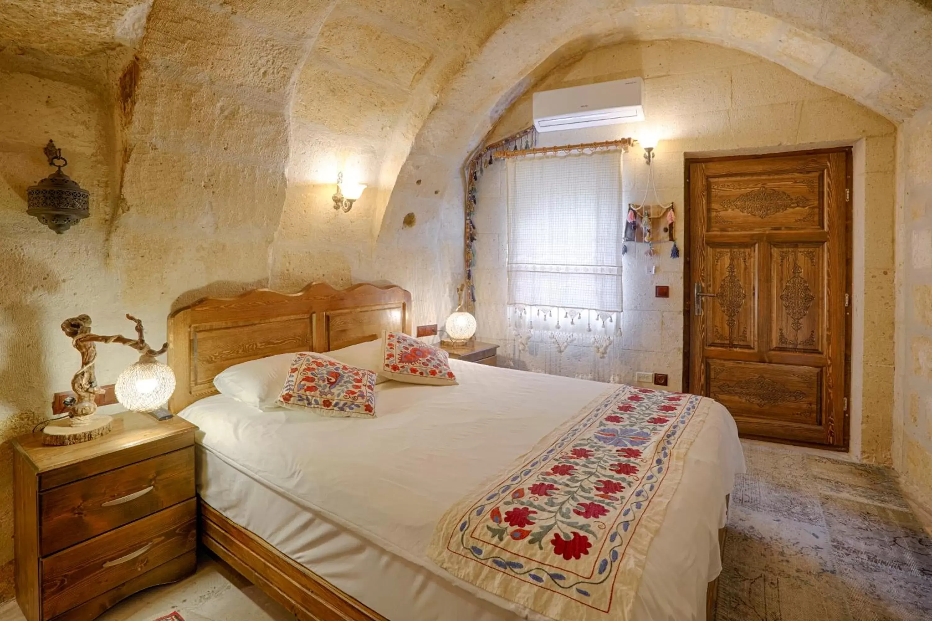 Bed in Tulip Cave Suites