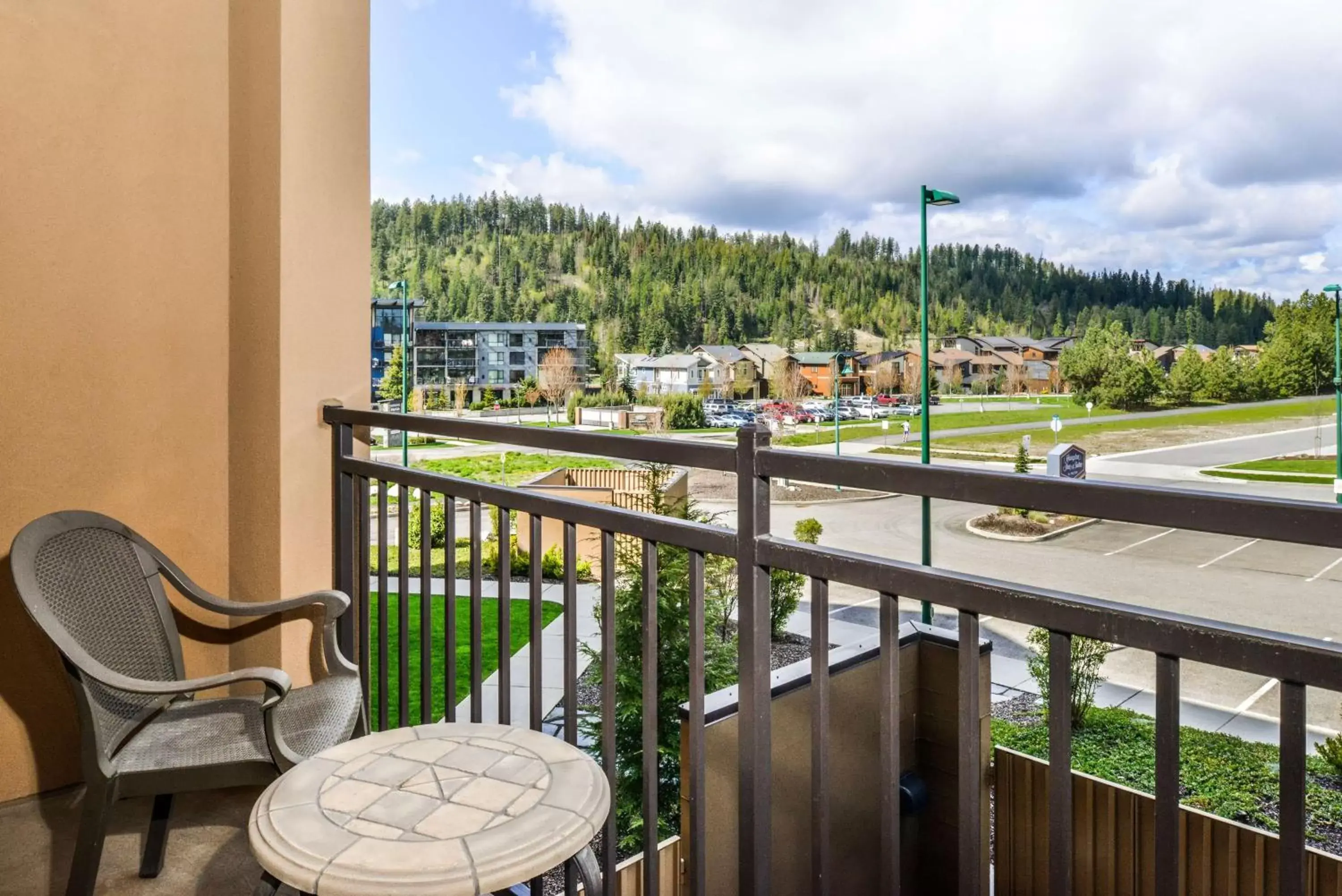 Bed, Balcony/Terrace in Hampton Inn and Suites Coeur d'Alene