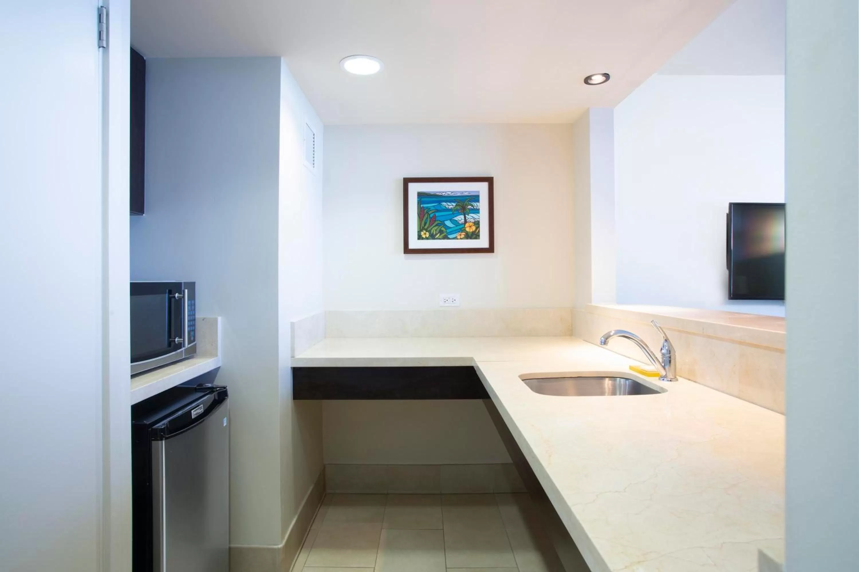 Kitchen or kitchenette, Bed in Park Shore Waikiki
