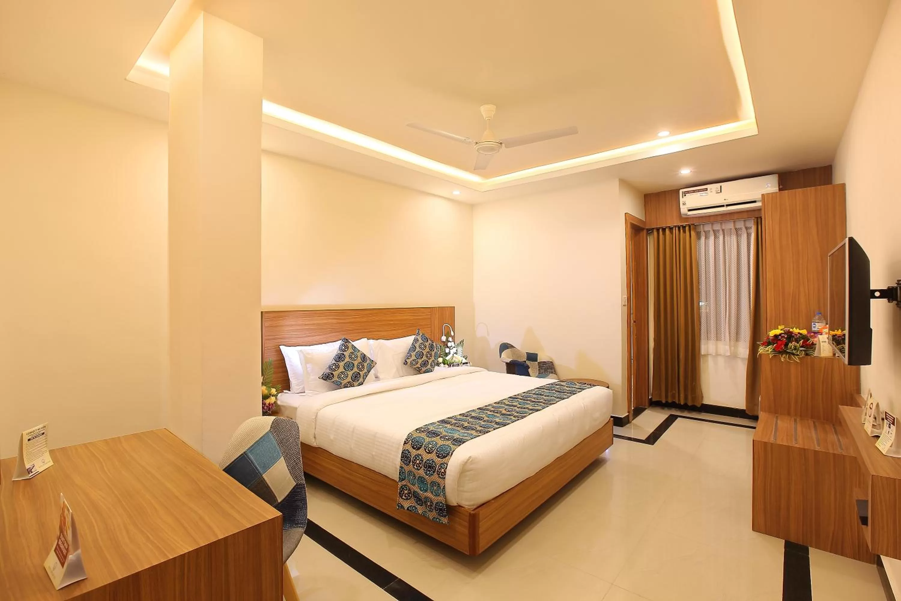 View (from property/room), Bed in Hotel Heyday