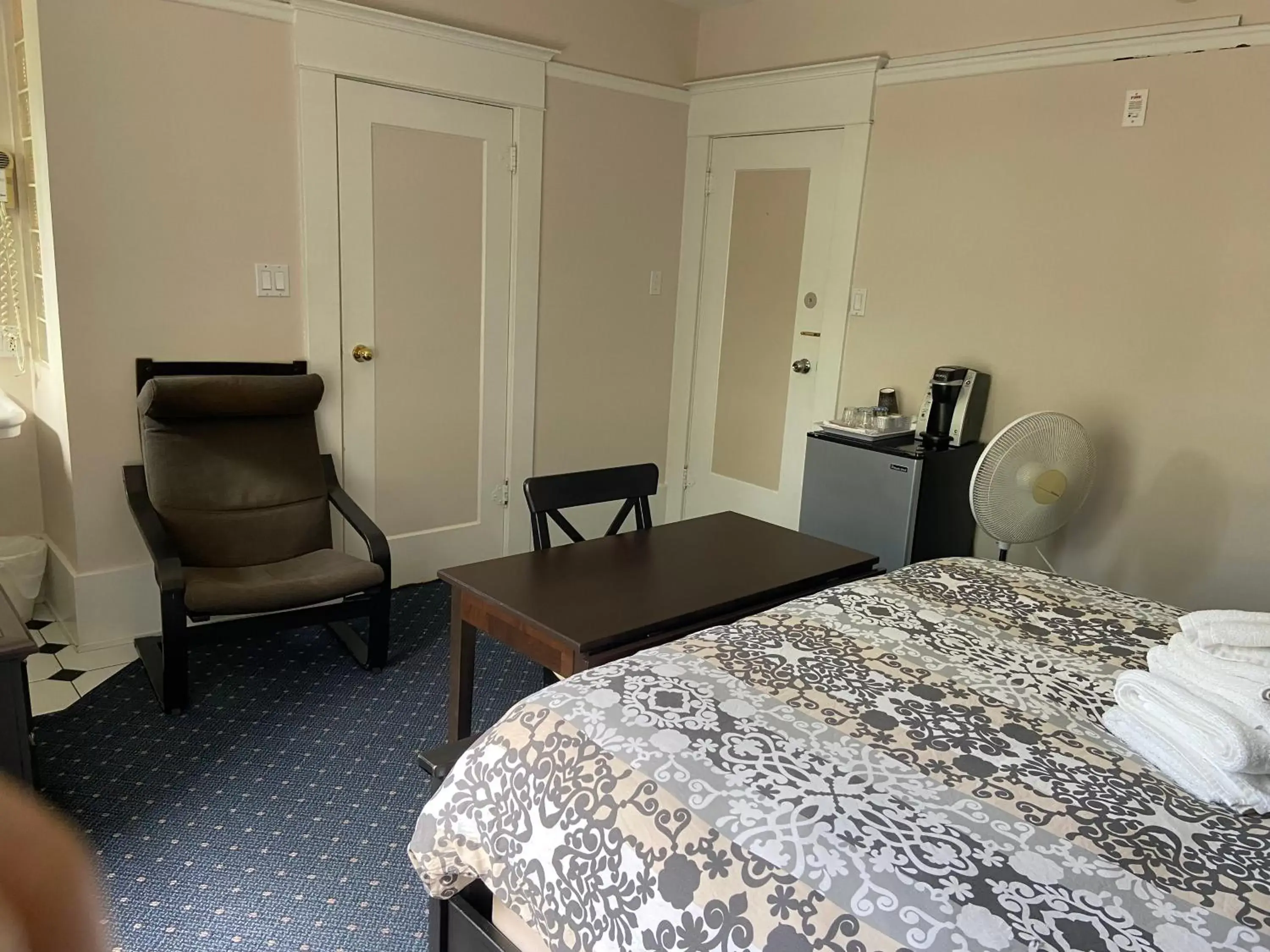 Queen Room with Private Bathroom in Windsor Guest House Queen Room with Private Bathroom in Windsor Guest House