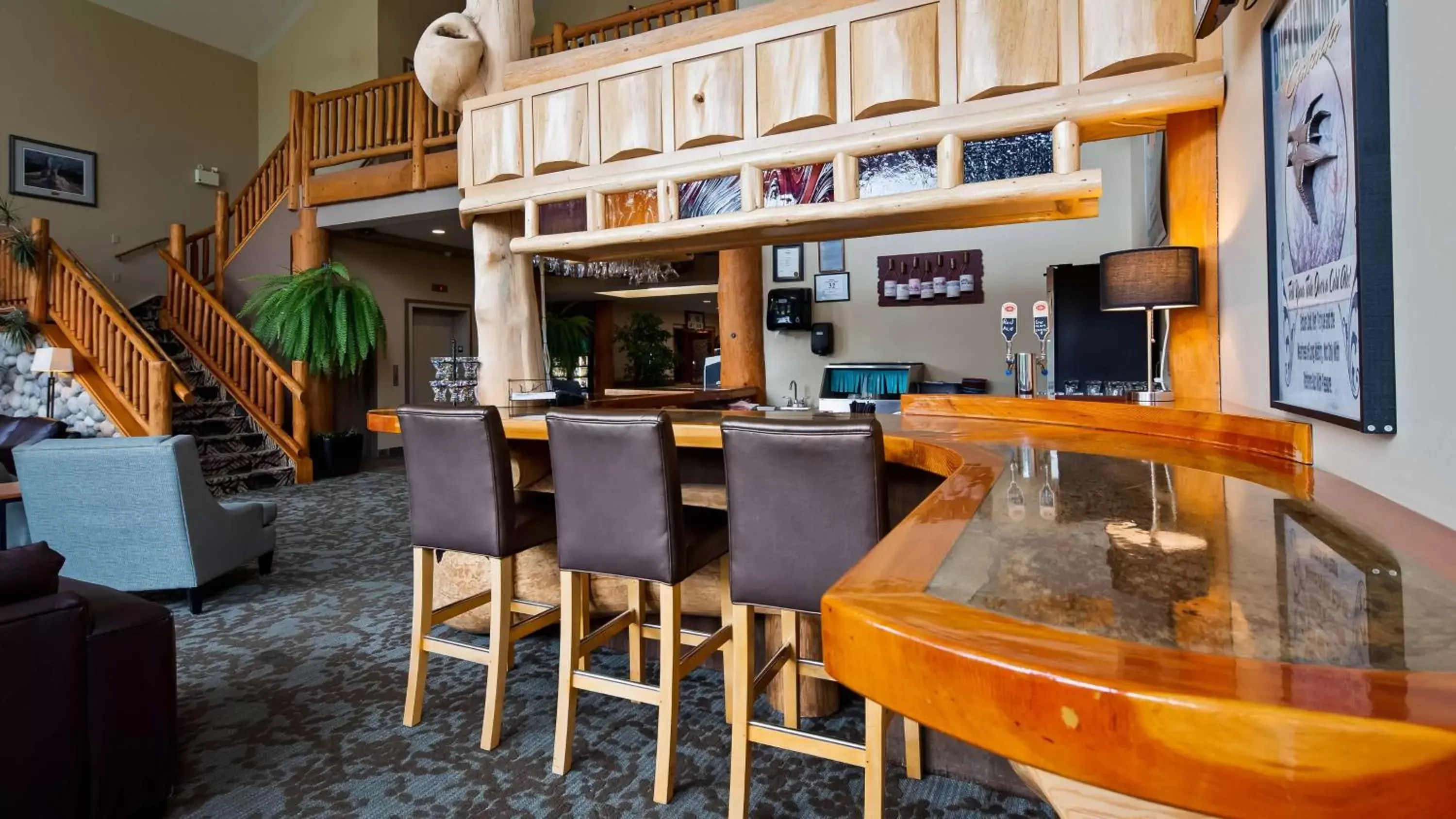Lounge or bar, Lounge/Bar in BEST WESTERN PLUS Valemount Inn & Suites