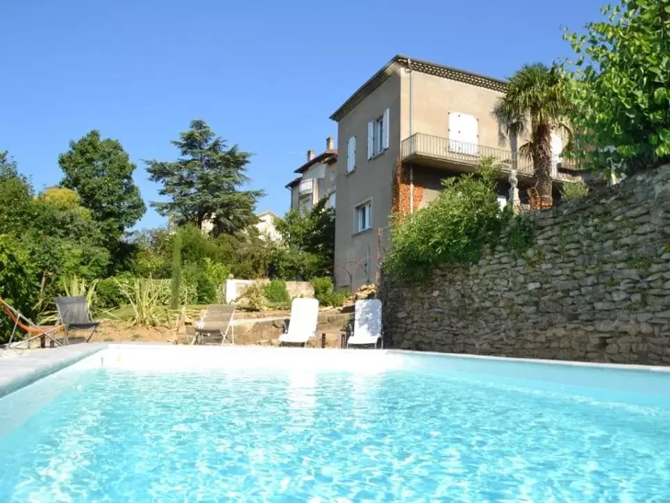 Property building, Swimming Pool in La Maison Jaffran, suite en ville