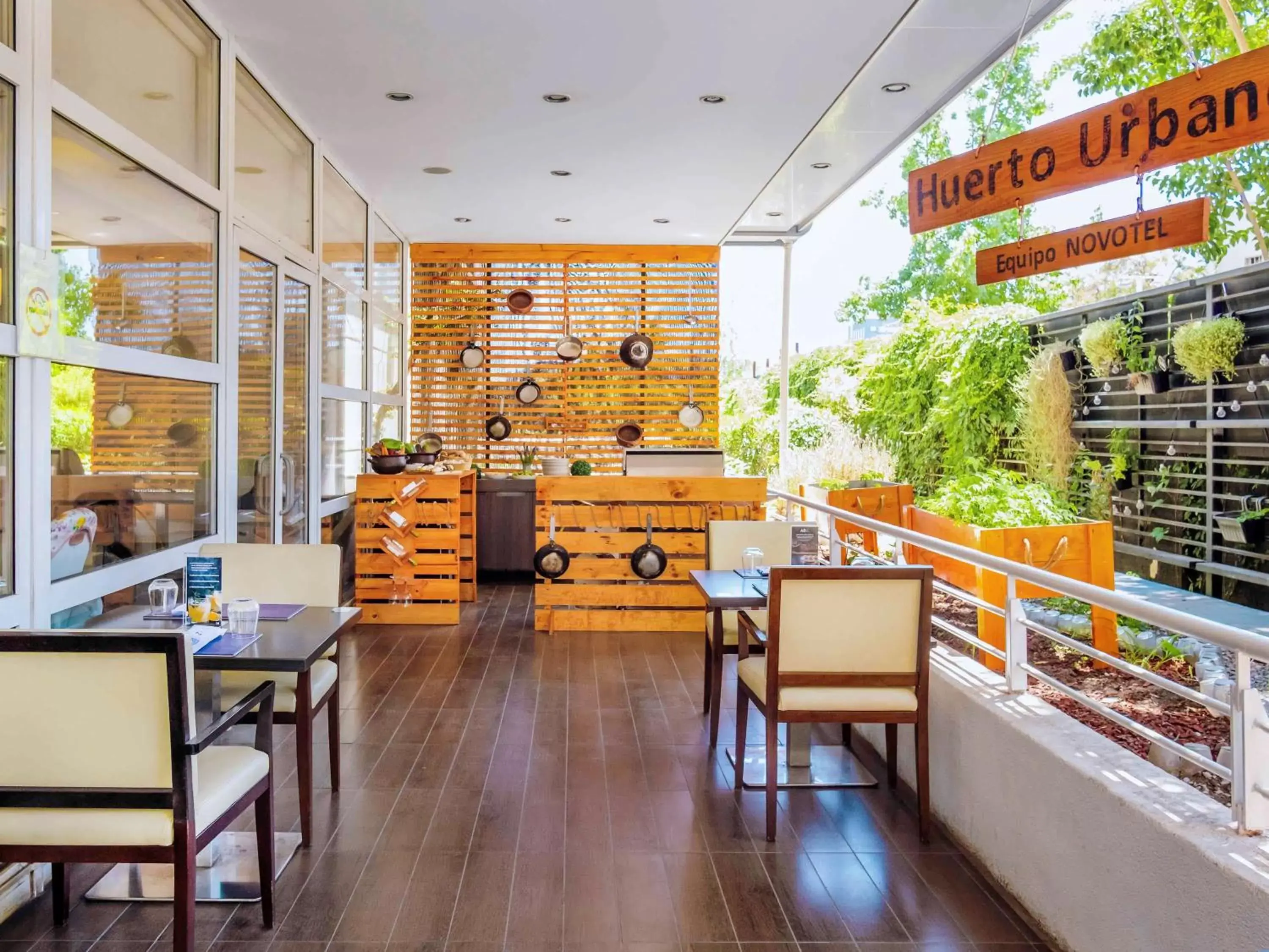 Restaurant/places to eat in Novotel Santiago Vitacura