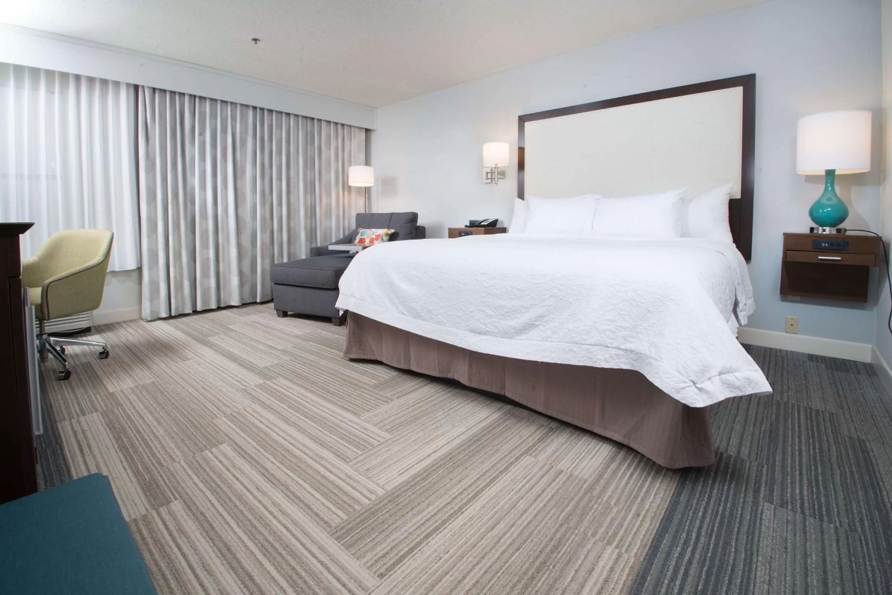 Bedroom, Bed in Hampton Inn Tiffin