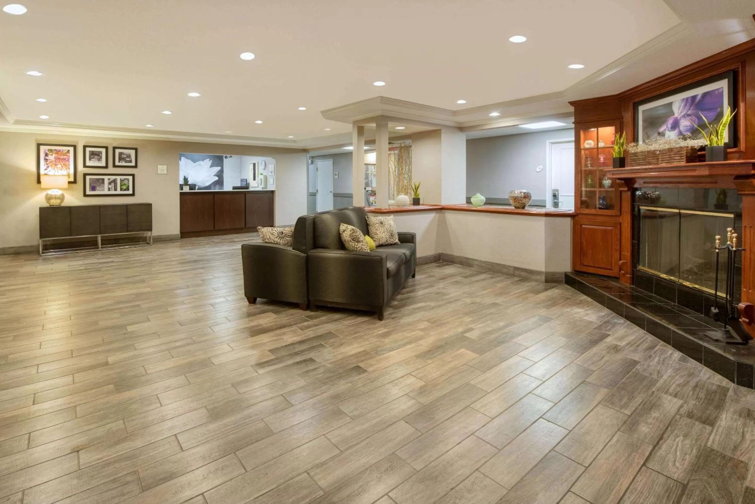 Lobby or reception in La Quinta by Wyndham Cleveland Macedonia