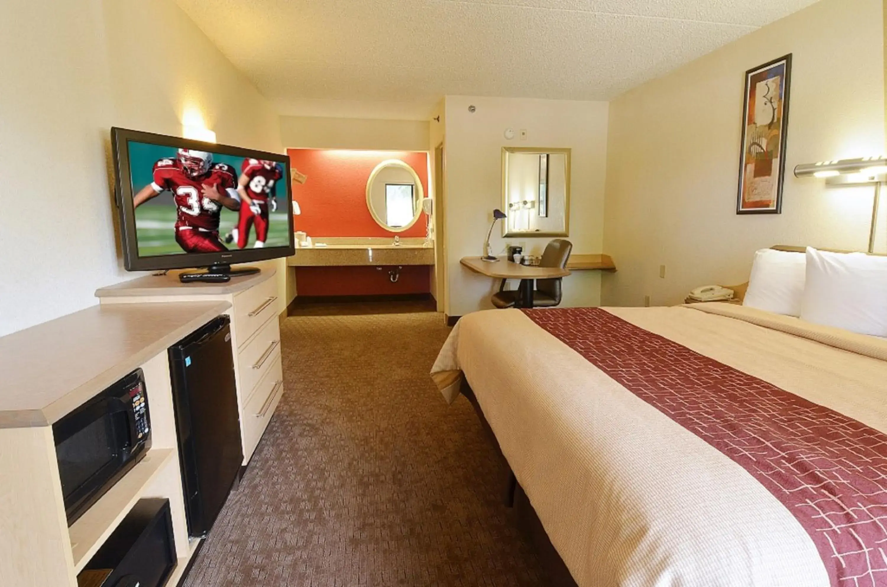 Bedroom, TV/Entertainment Center in Red Roof Inn Buffalo - Hamburg/ I-90