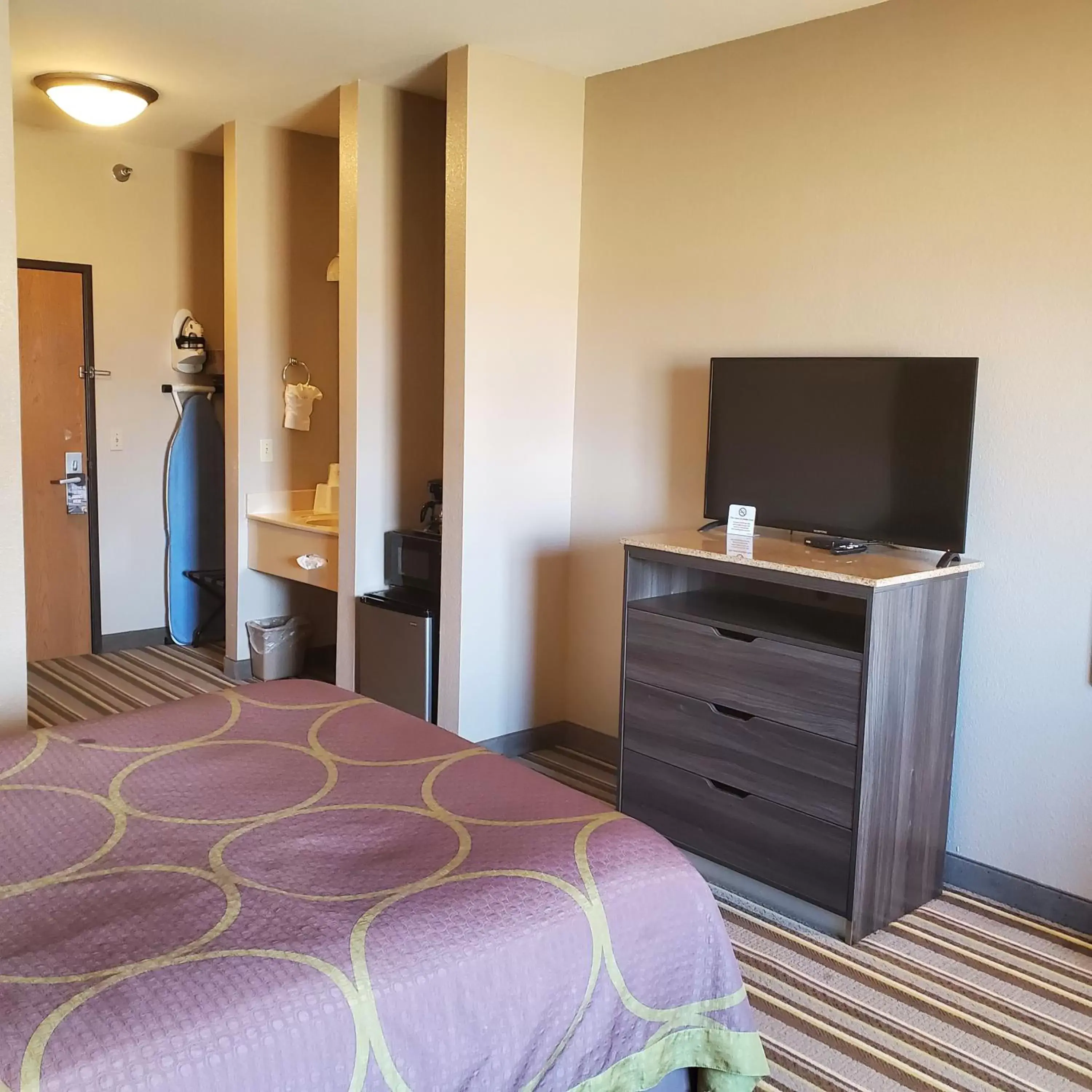 Bed in Super 8 by Wyndham Iola KS Bed in Super 8 by Wyndham Iola KS