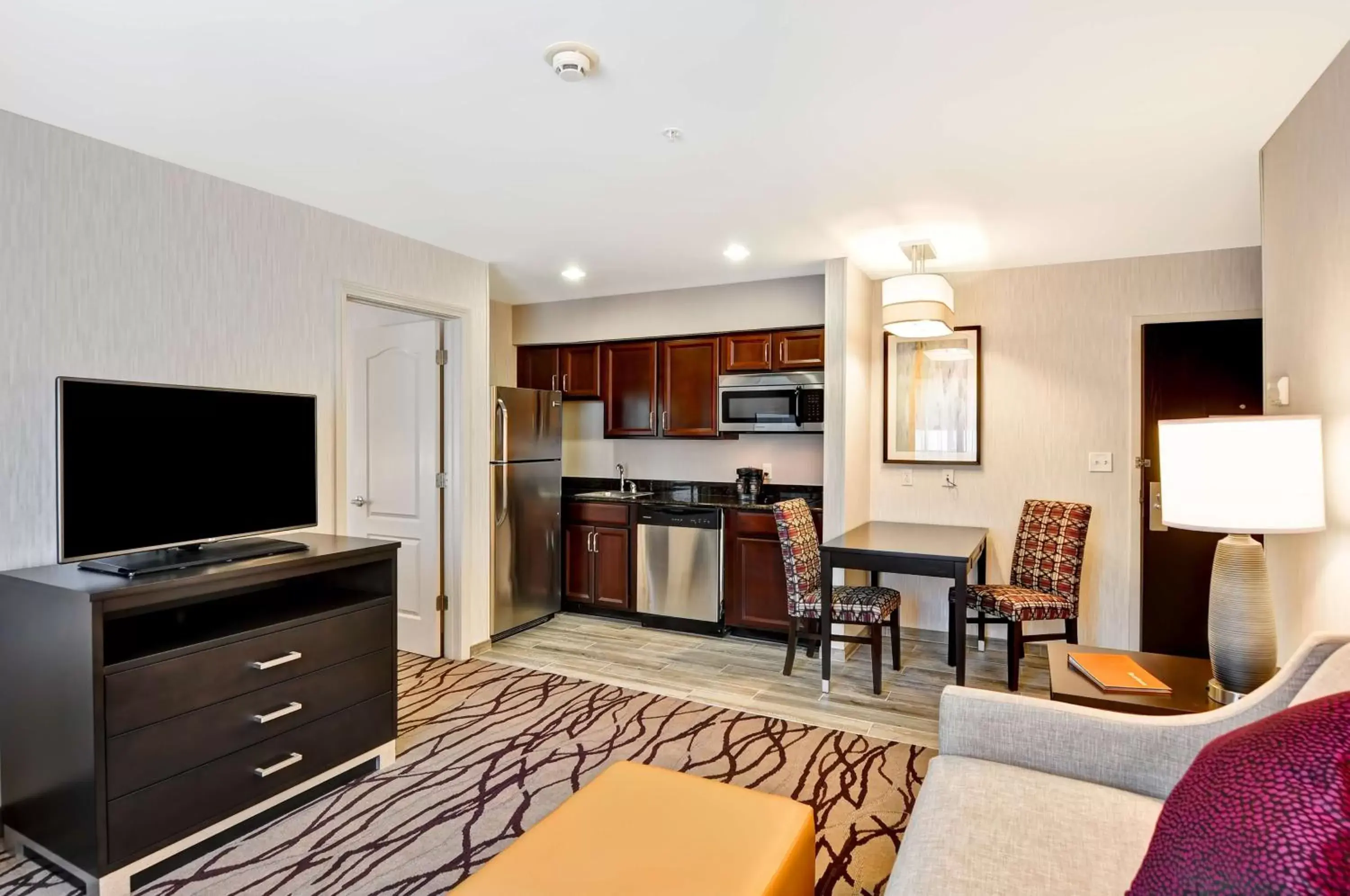 Kitchen or kitchenette, TV/Entertainment Center in Homewood Suites by Hilton Boston Cambridge-Arlington, MA