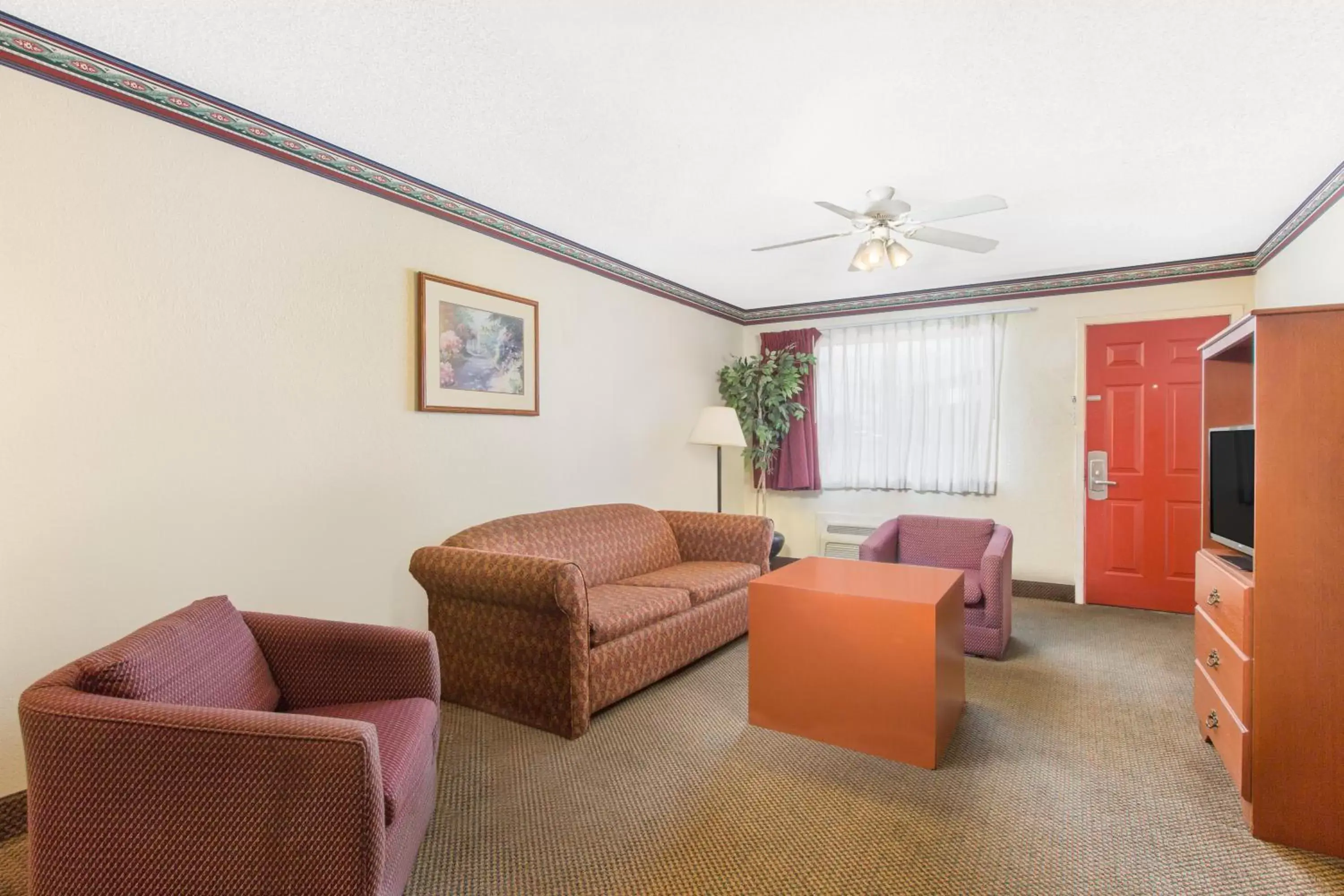 Living room, Seating Area in Days Inn & Suites by Wyndham Marshall