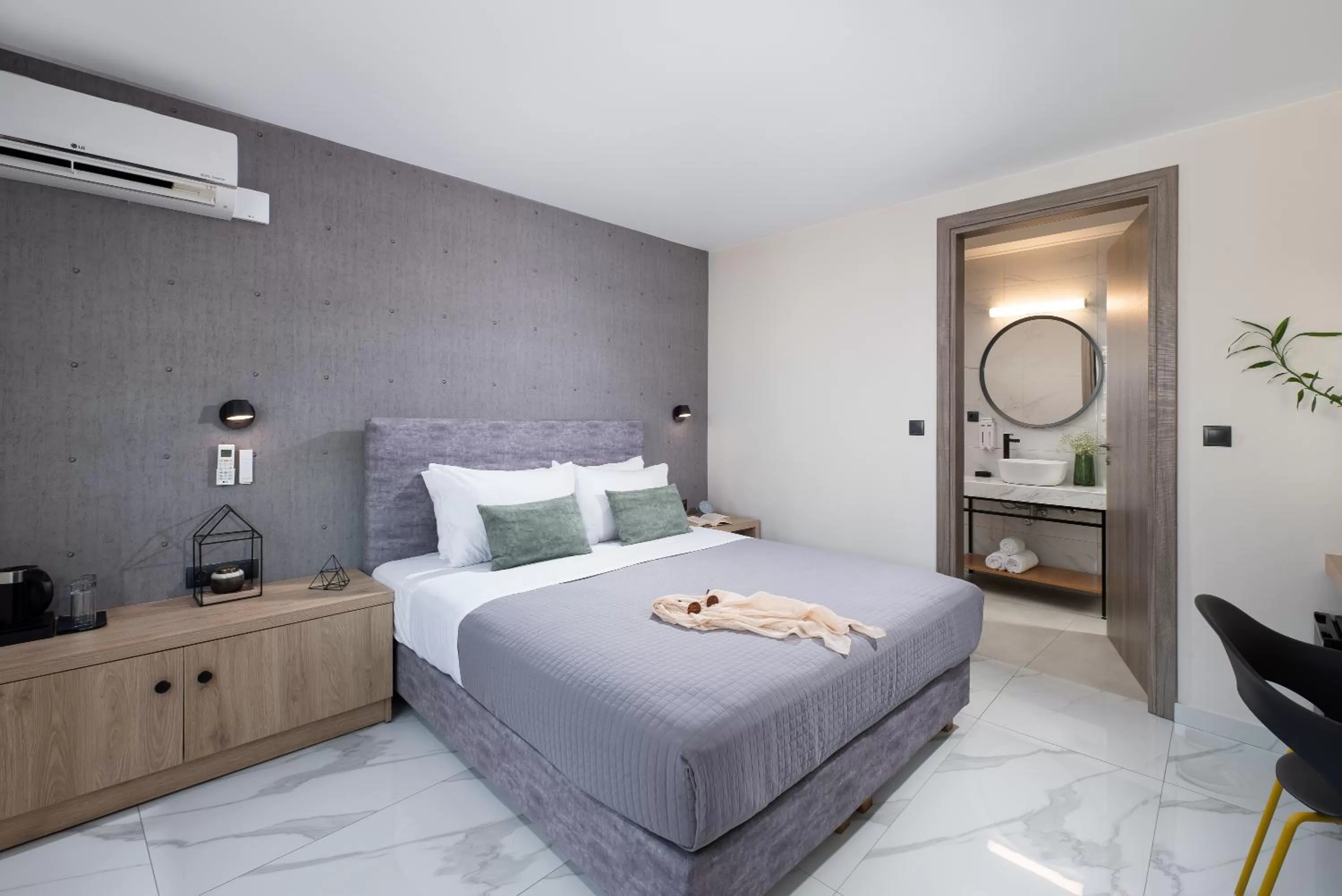 Photo of the whole room, Bed in Enattica Suites