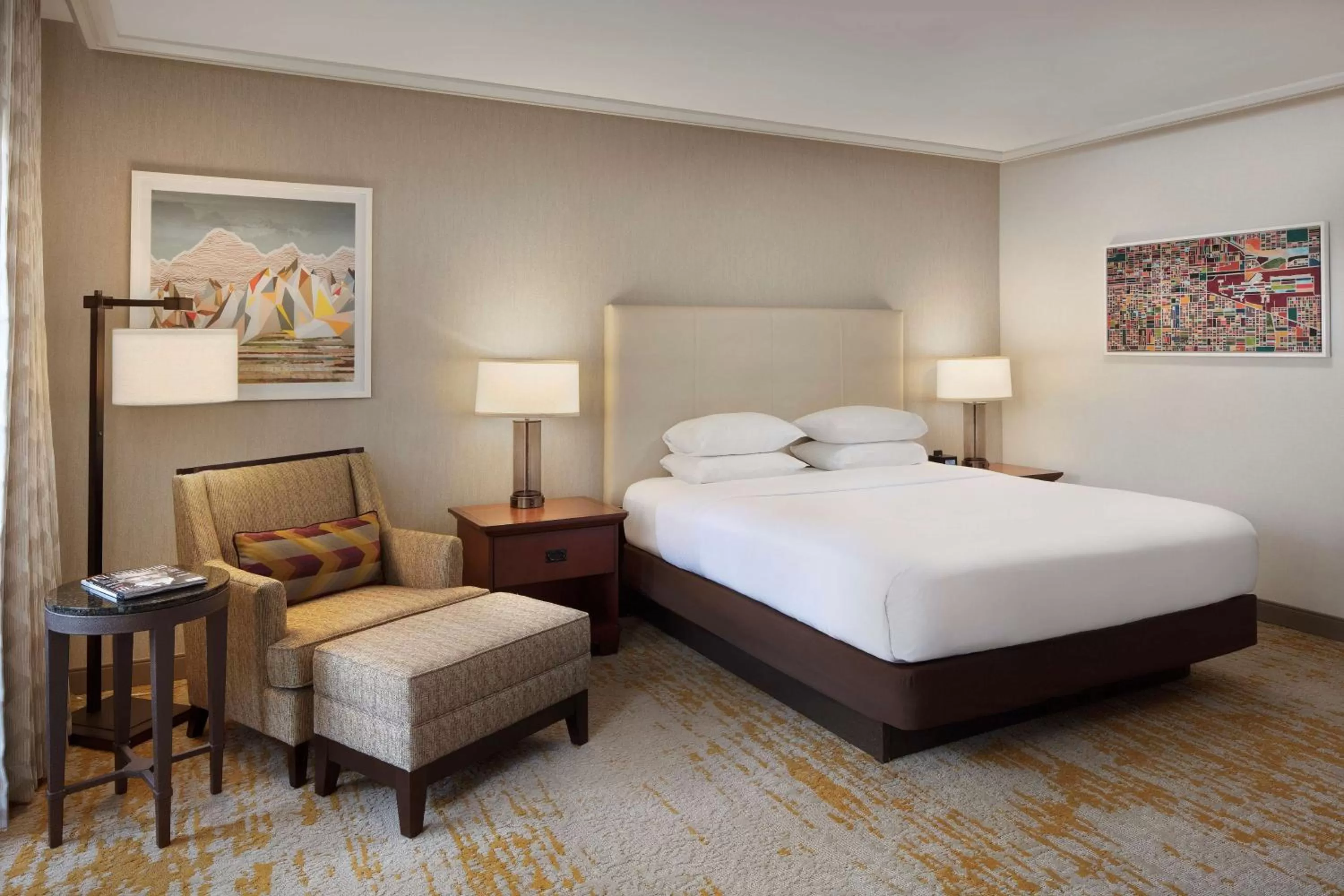 Living room, Bed in DoubleTree by Hilton Ontario Airport