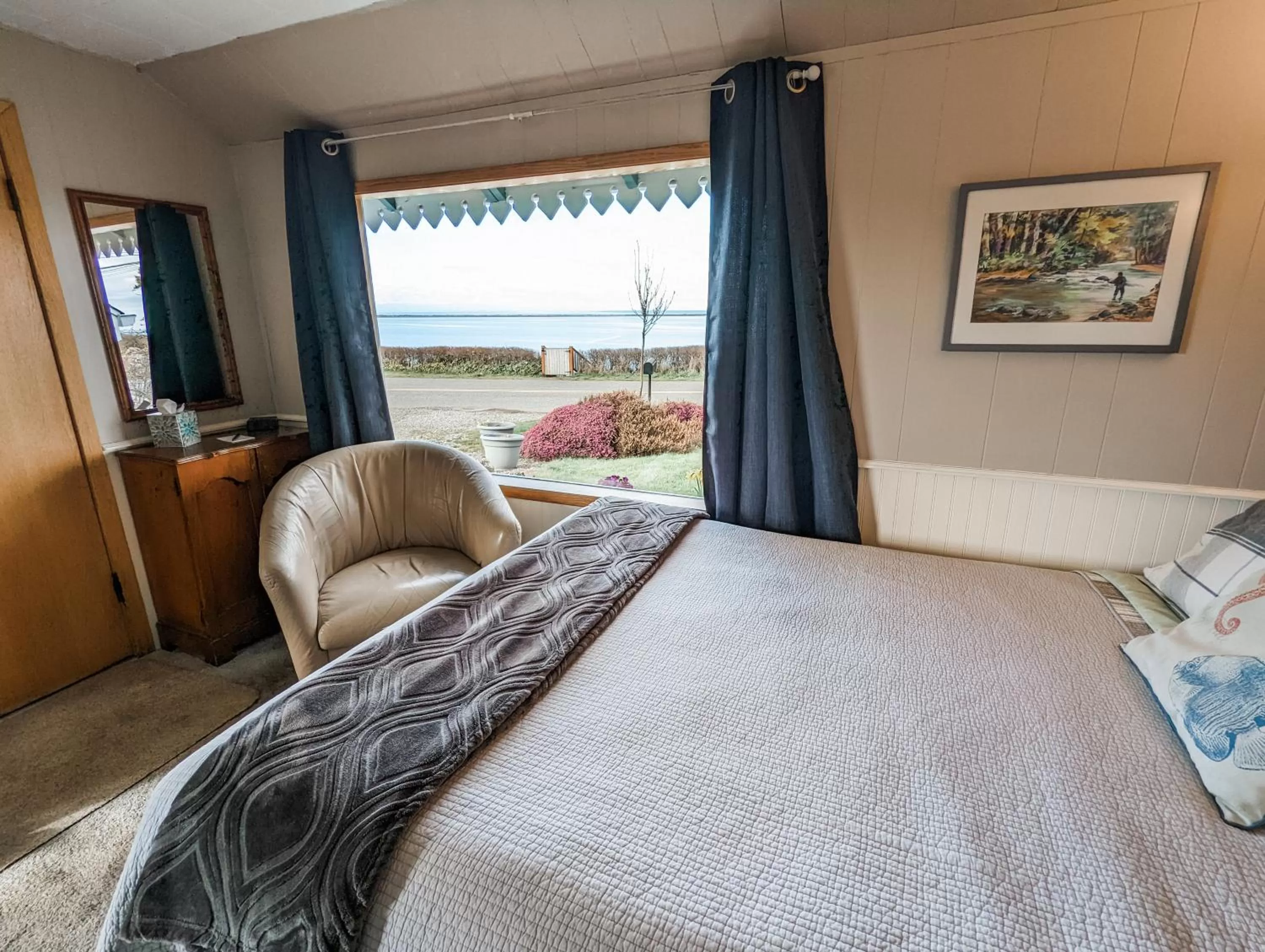 Bed in Juan de Fuca Waterfront Hotel & Cottages