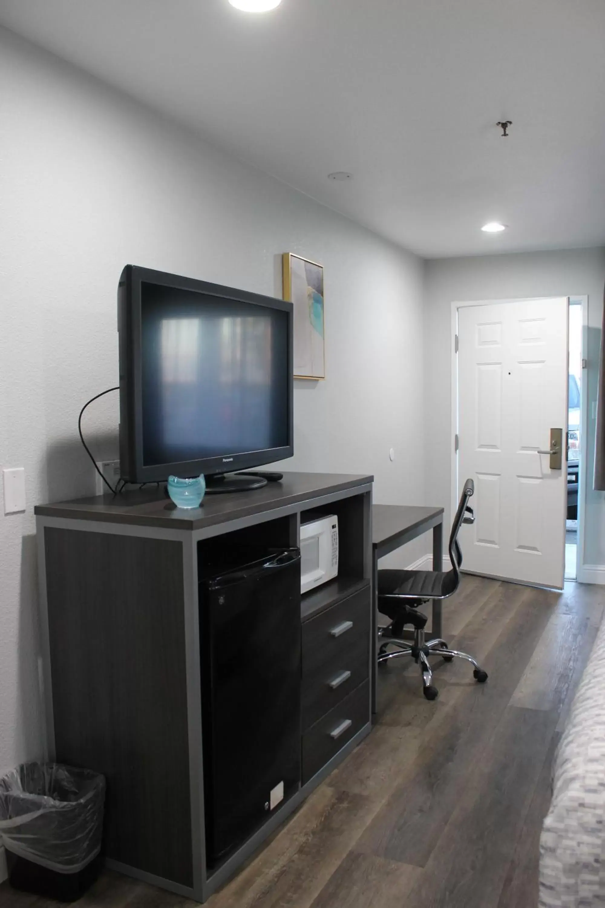 TV and multimedia, TV/Entertainment Center in SureStay Hotel by Best Western Chowchilla Yosemite
