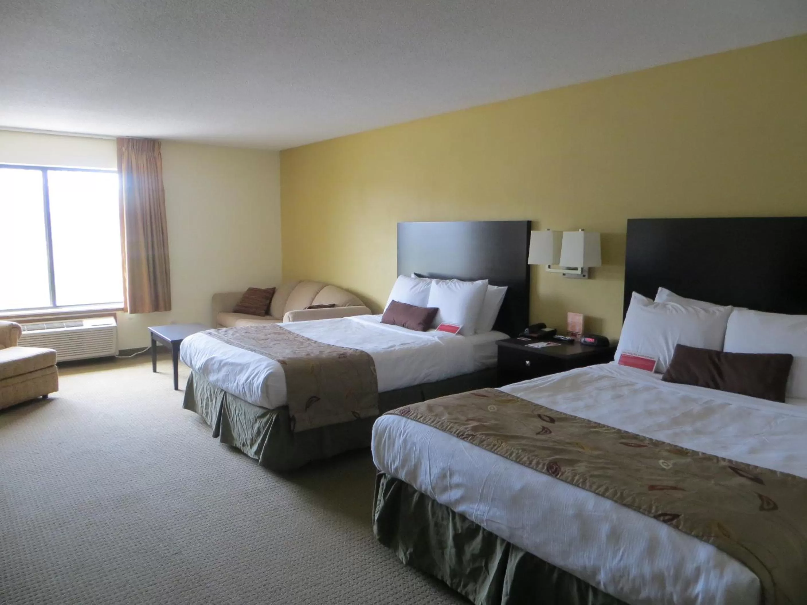 Bedroom, Bed in Ramada by Wyndham Wisconsin Dells I-90
