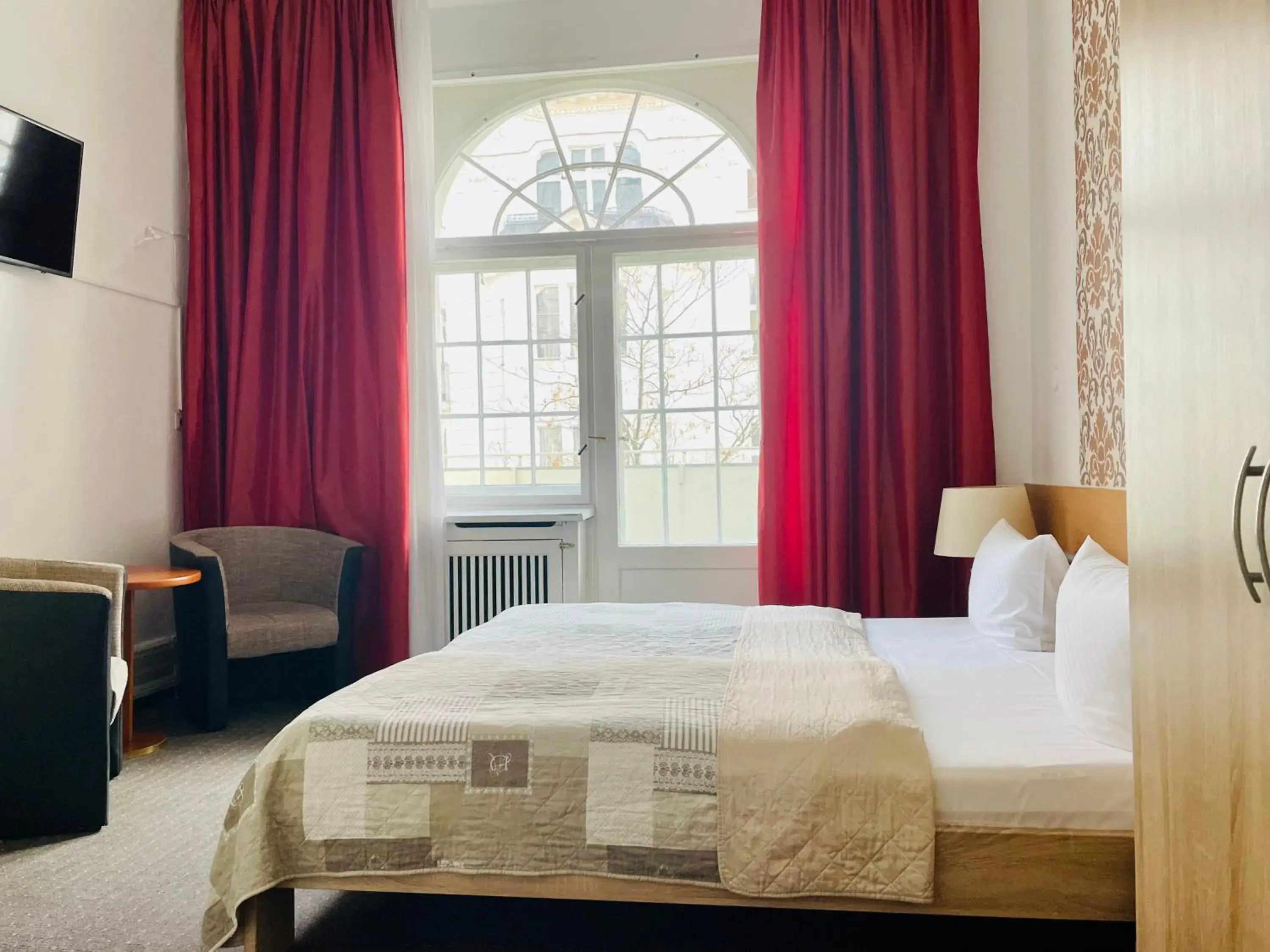 Bed in Hotel Castell am Kurfürstendamm Bed in Hotel Castell am Kurfürstendamm