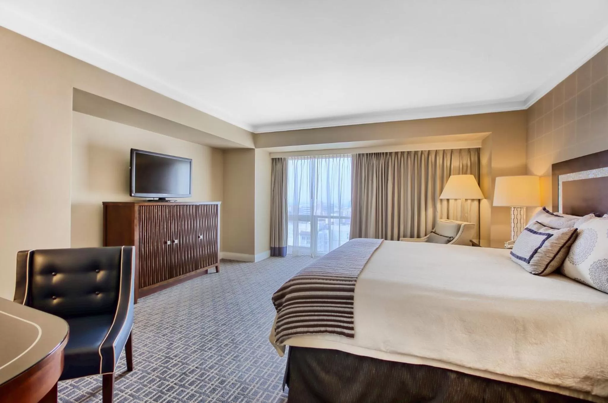 Photo of the whole room, Bed in Omni Los Angeles Hotel