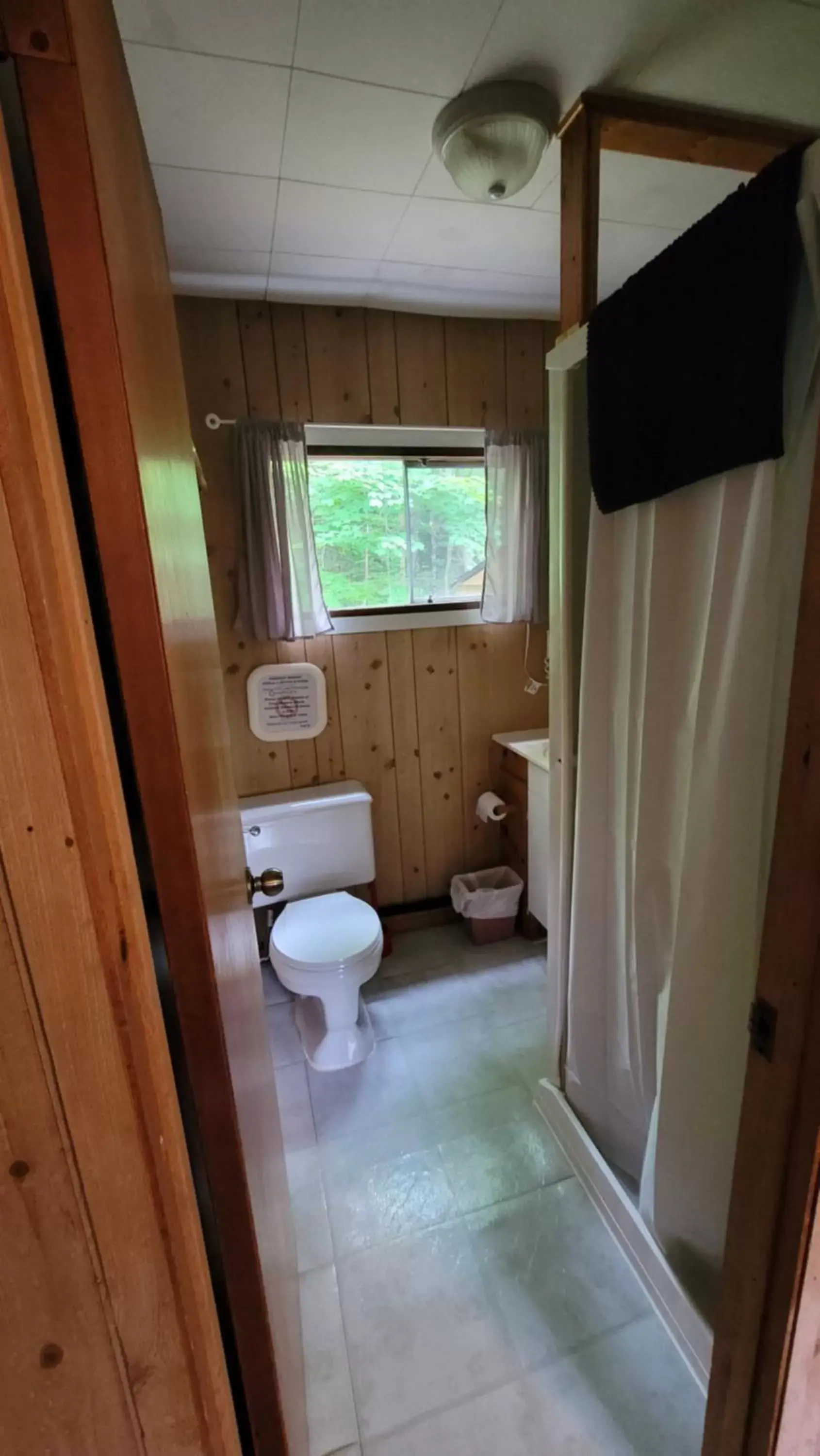 Bathroom in Parkway Cottage Resort and Trading Post