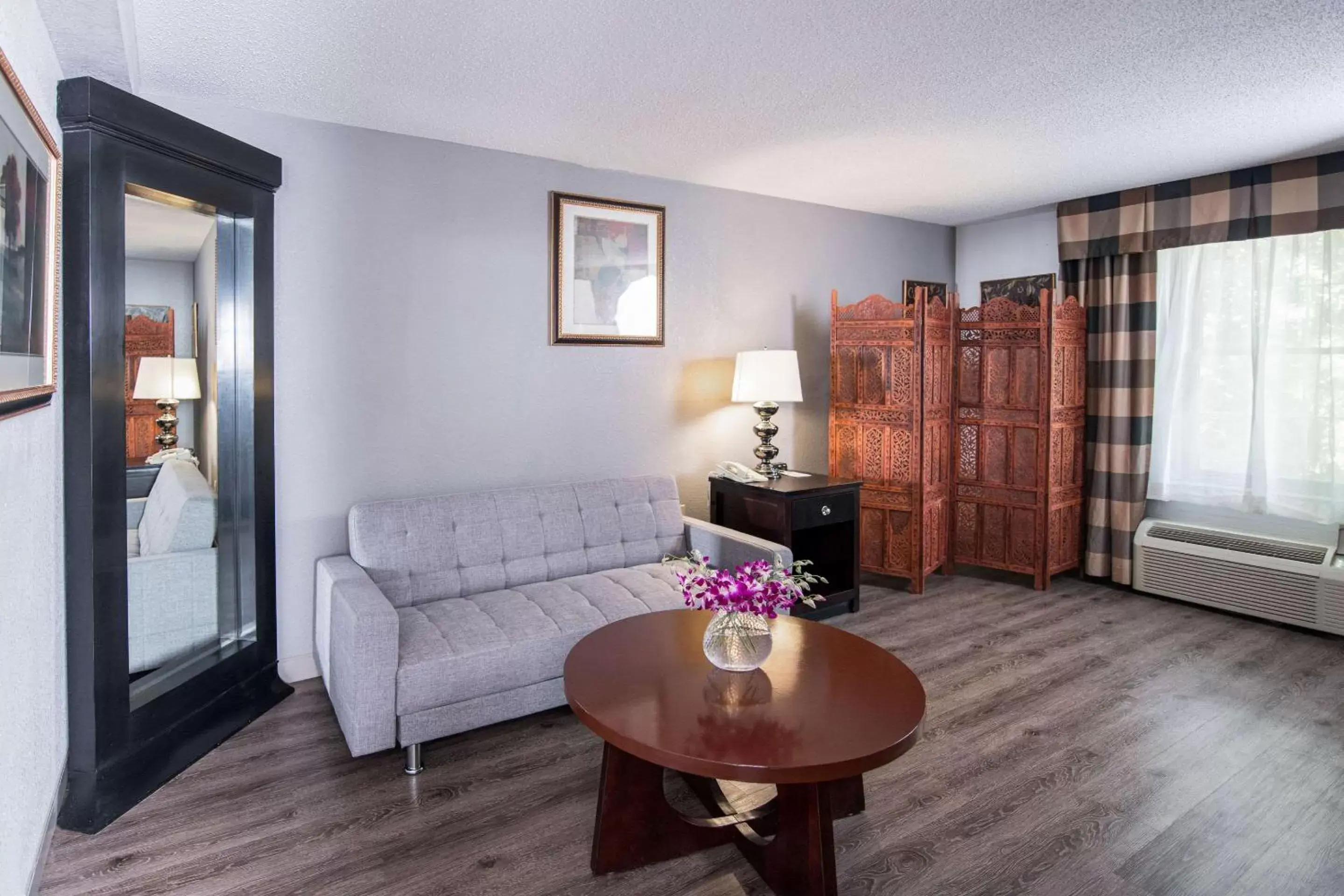 Photo of the whole room, Seating Area in Clarion Hotel & Conference Center Leesburg