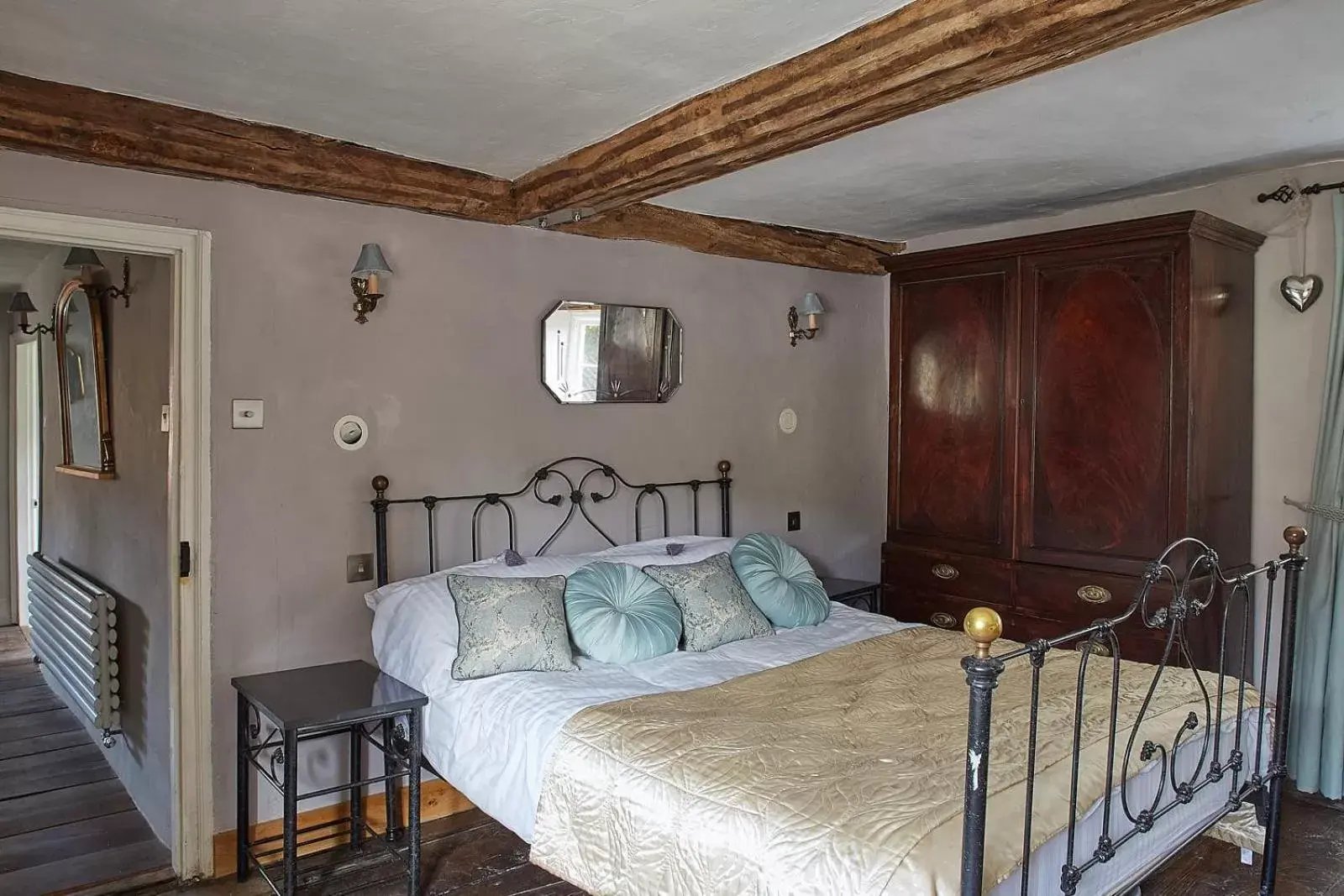 Photo of the whole room, Bed in Cherry tree farm B and B