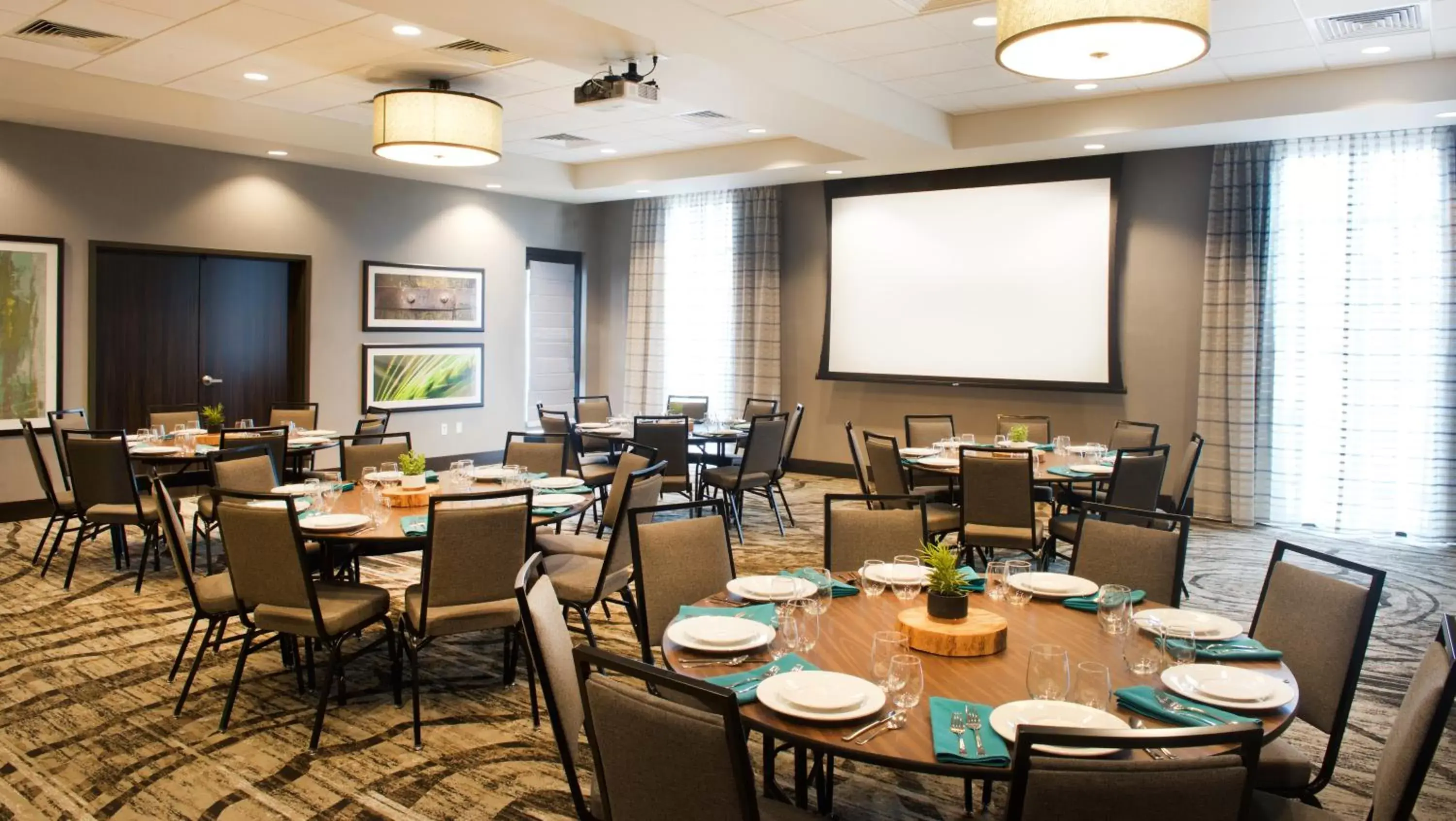 Meeting/conference room, Restaurant/Places to Eat in SpringHill Suites by Marriott Bend