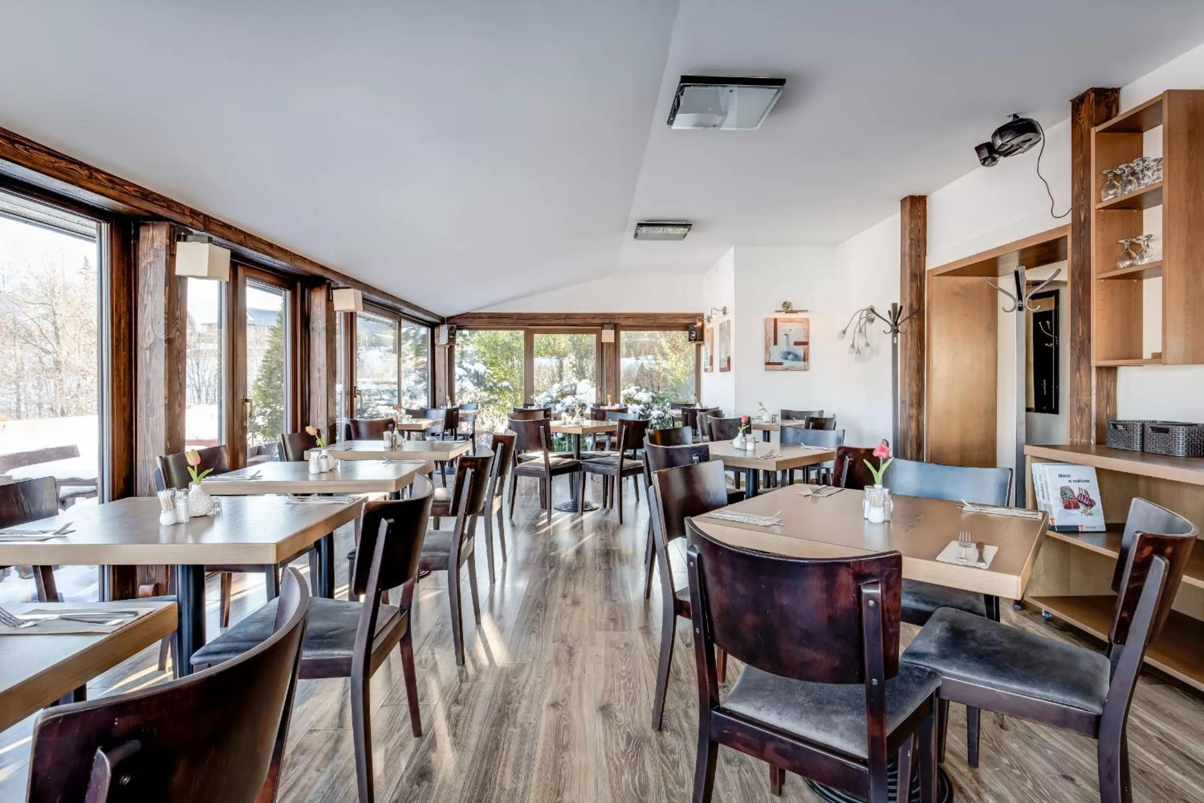 Restaurant/Places to Eat in Hotel Maralák