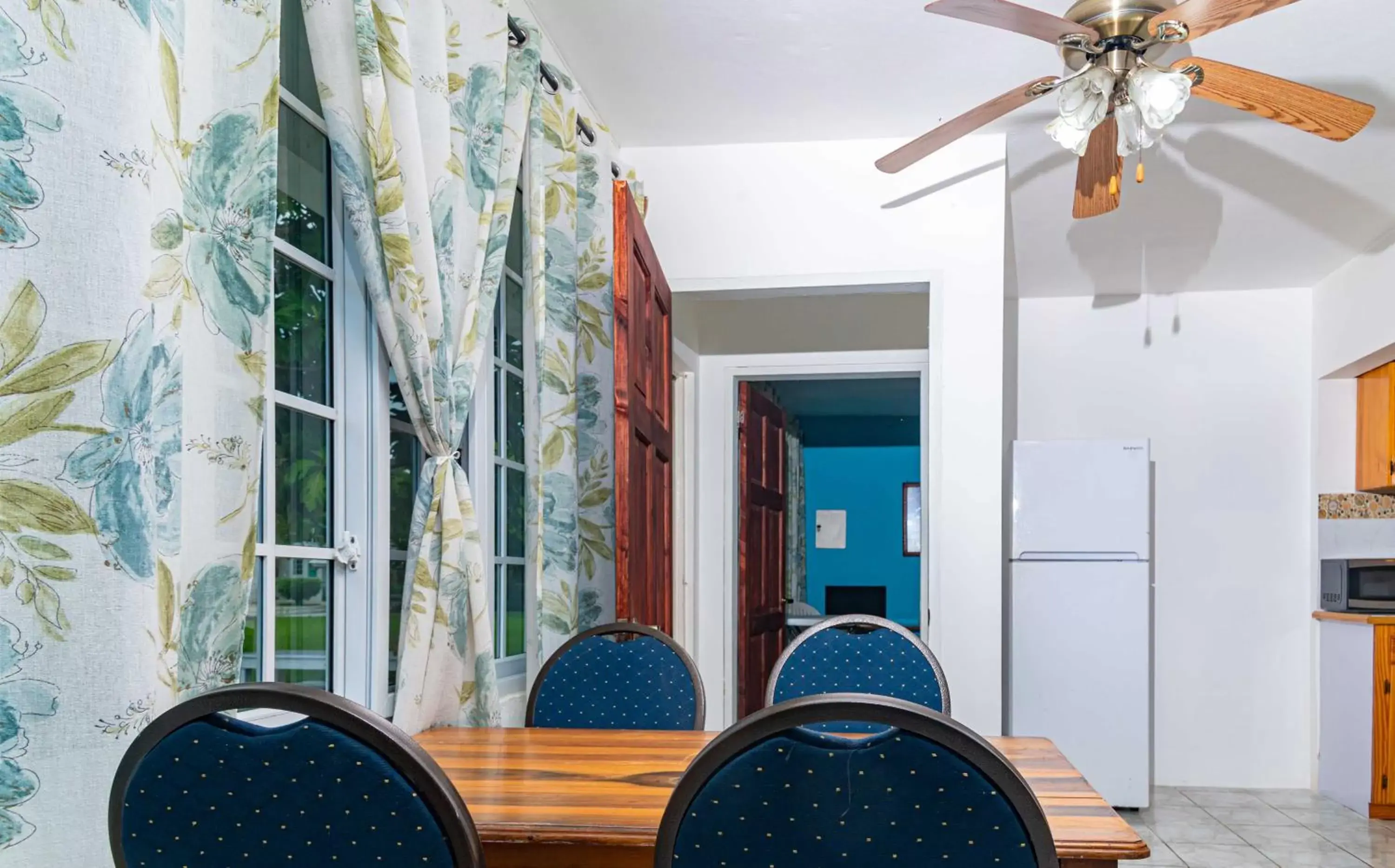 Living room in Yellow Bird Sea Living room in Yellow Bird Sea