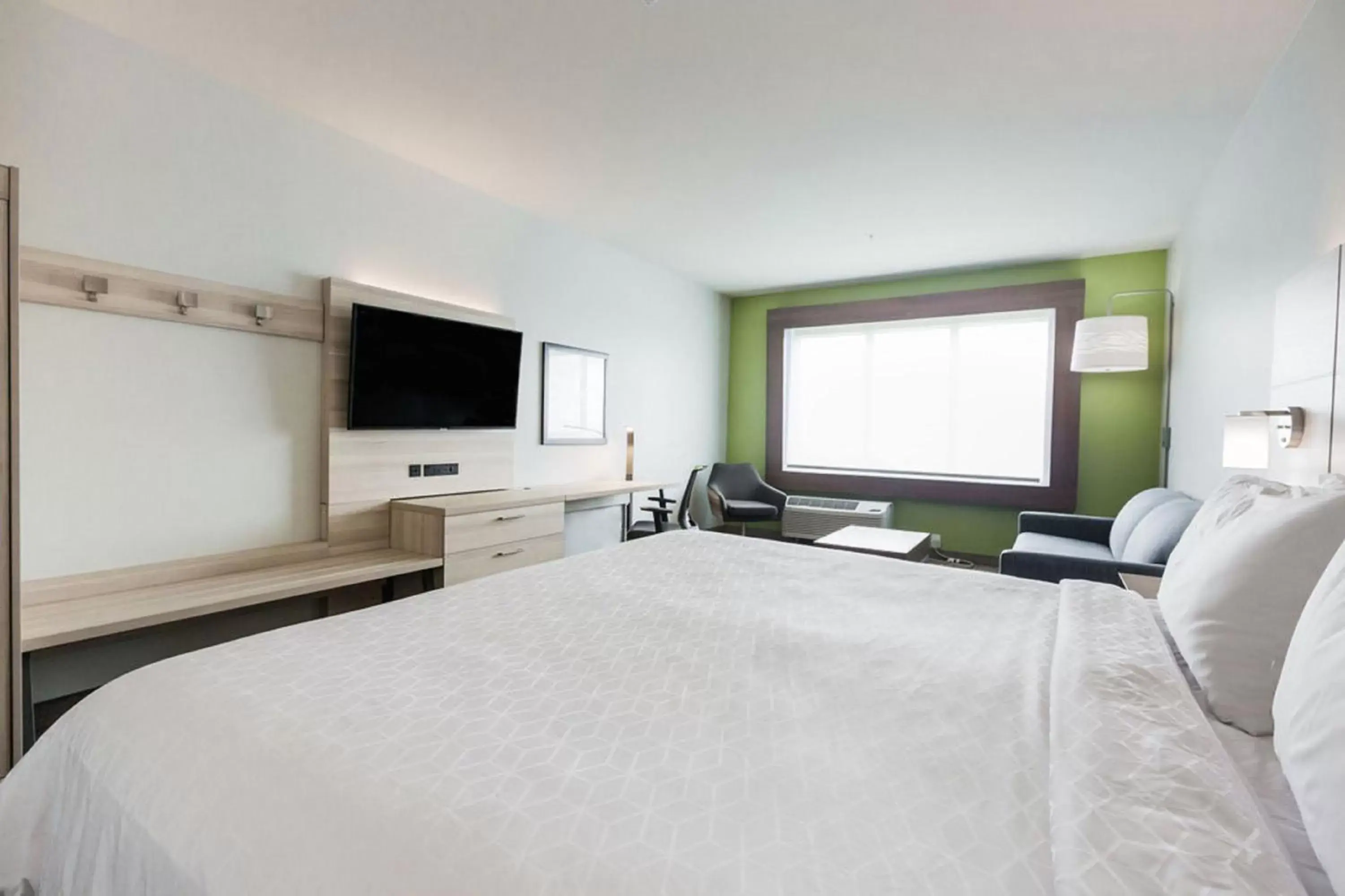 Photo of the whole room, Bed in Holiday Inn Express & Suites Edmonton N - St Albert, an IHG Hotel