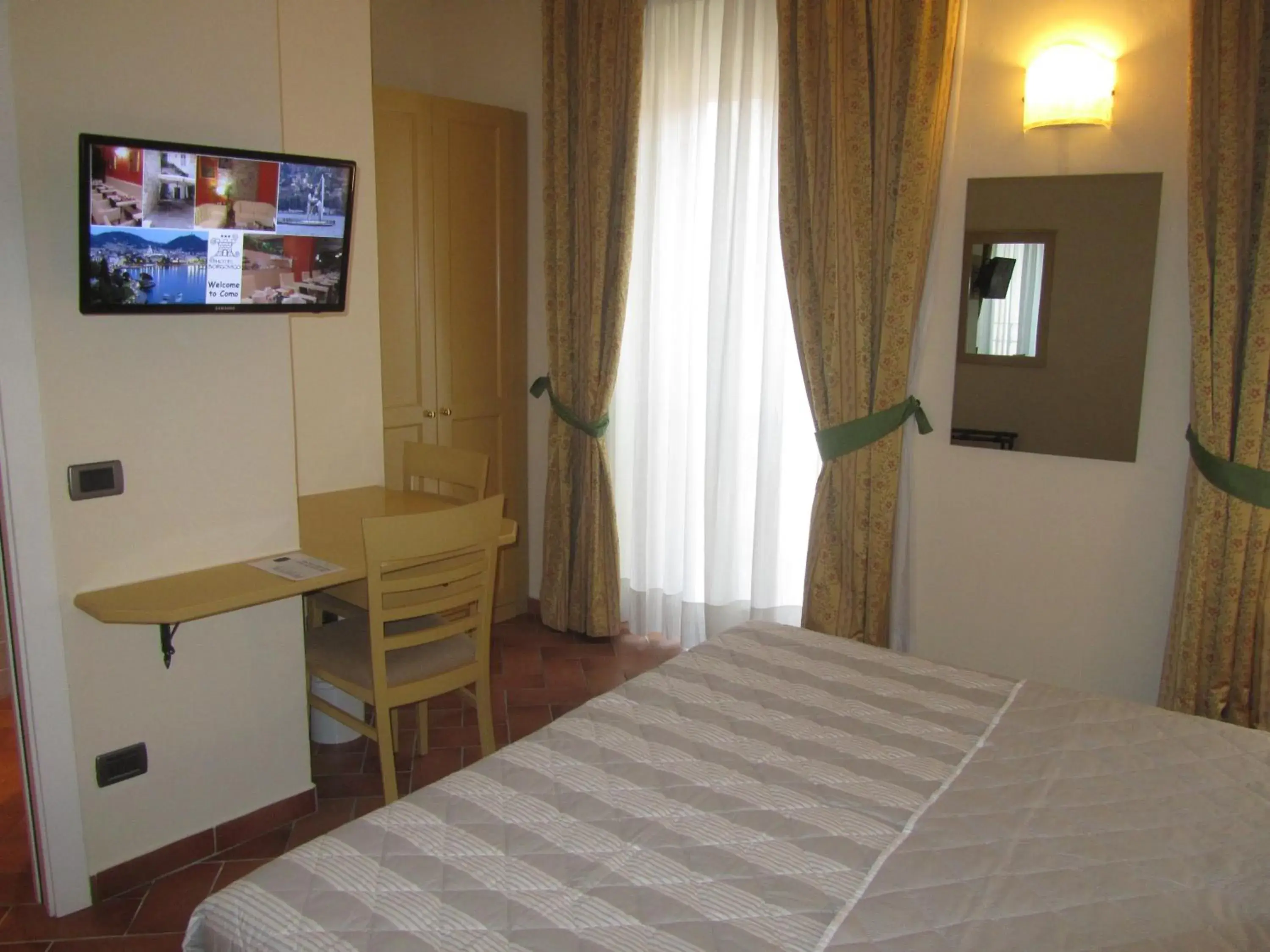 Bed, TV/Entertainment Center in Hotel Borgovico