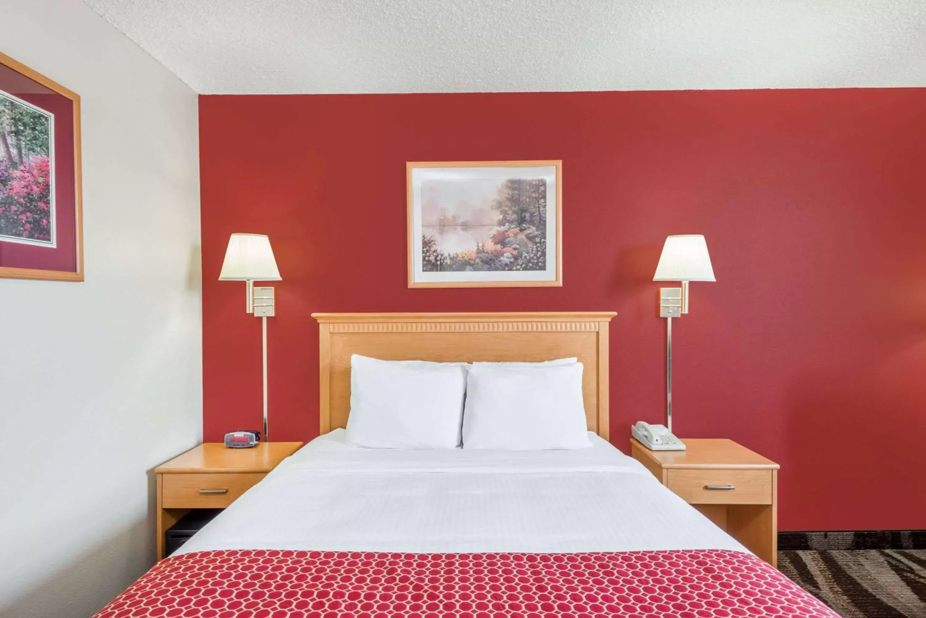 Photo of the whole room, Bed in Days Inn by Wyndham Gillette