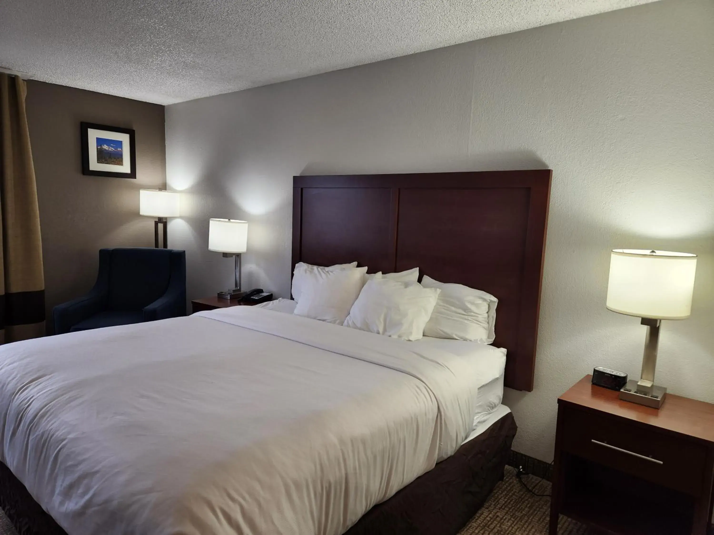 Bed in Comfort Inn Yreka I-5