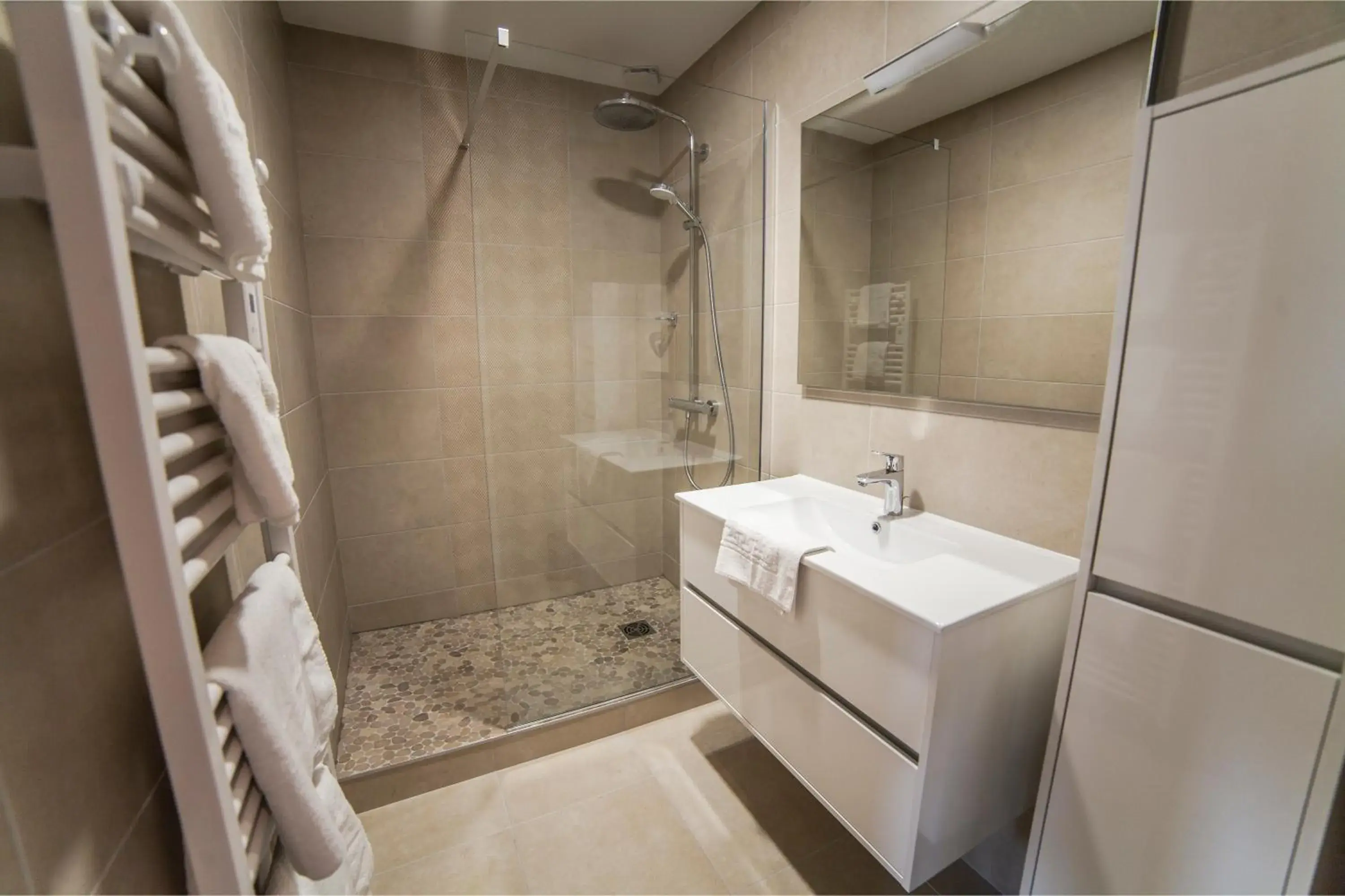 Shower, Bathroom in Logis Les Hauts de Montreuil / Le Patio