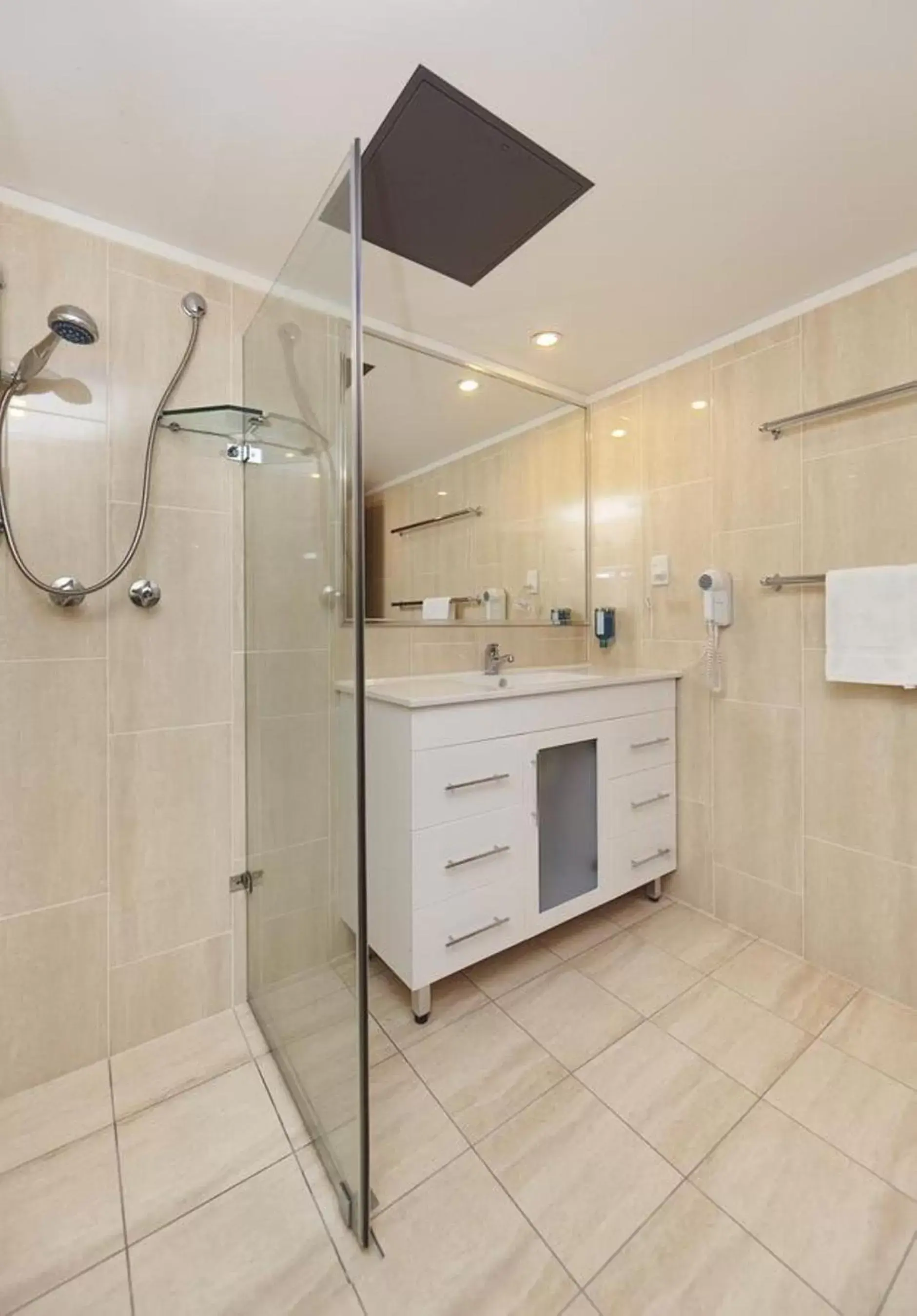 Bathroom, Kitchen/Kitchenette in ibis Styles Canberra
