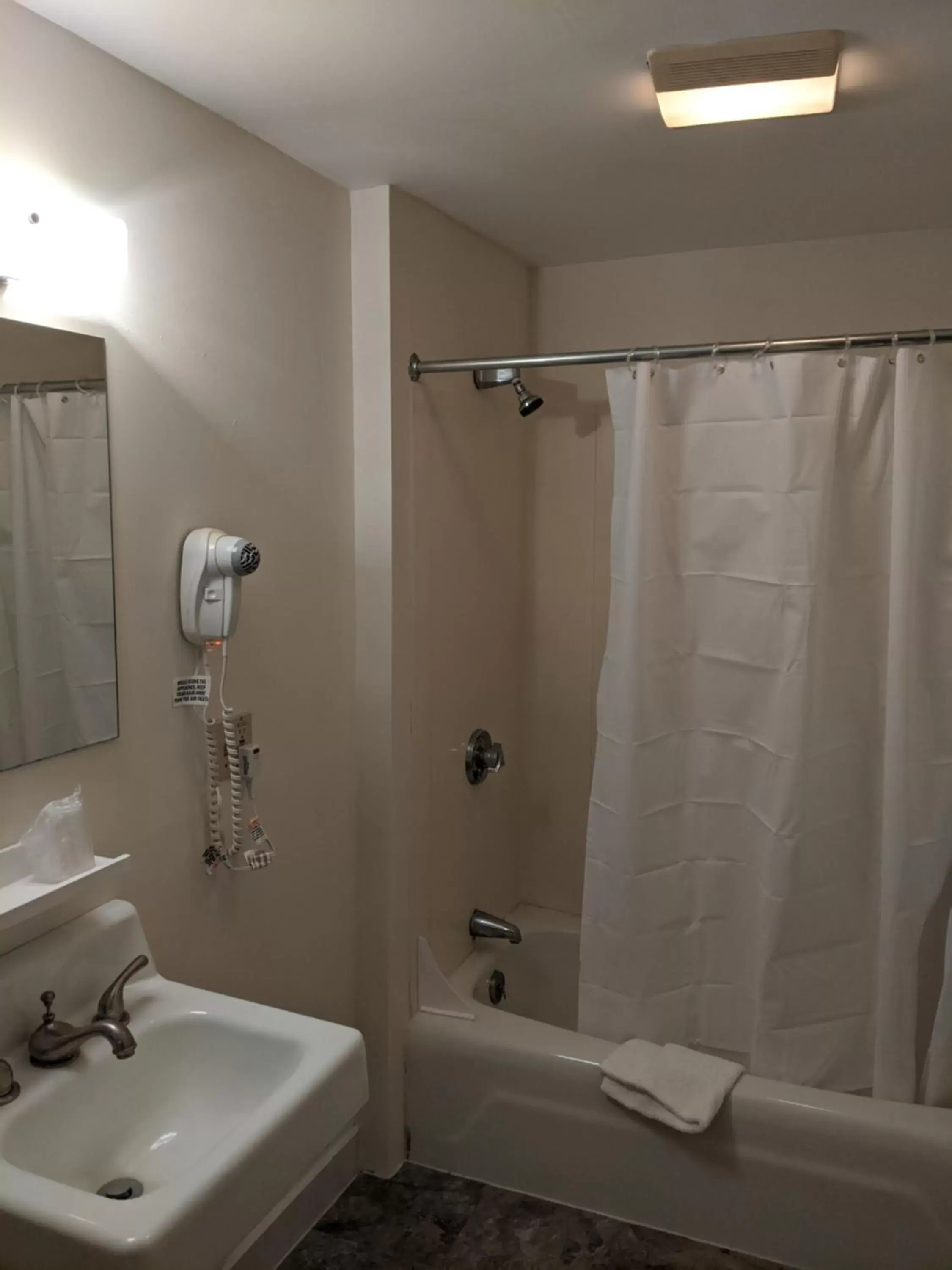 Bathroom in Lake Shore Farm Inn