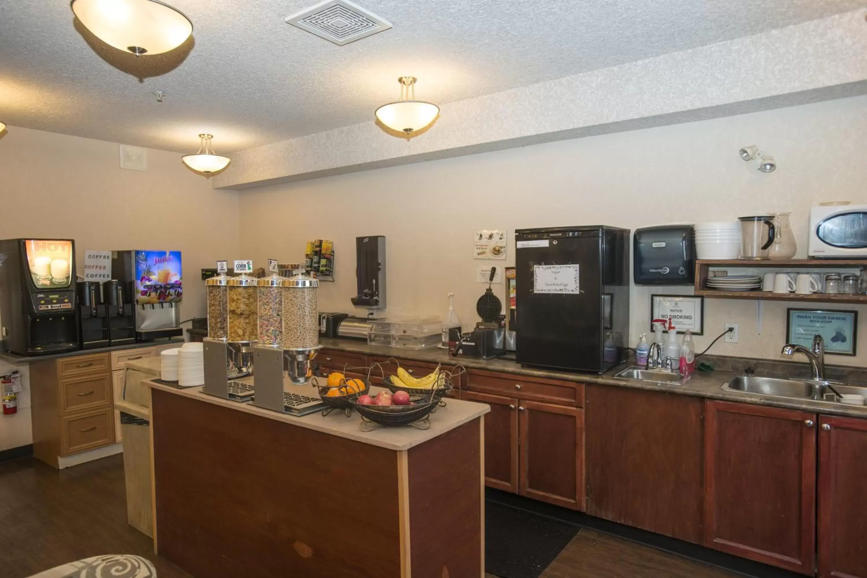 Kitchen/Kitchenette in Lakeview Inns & Suites - Chetwynd