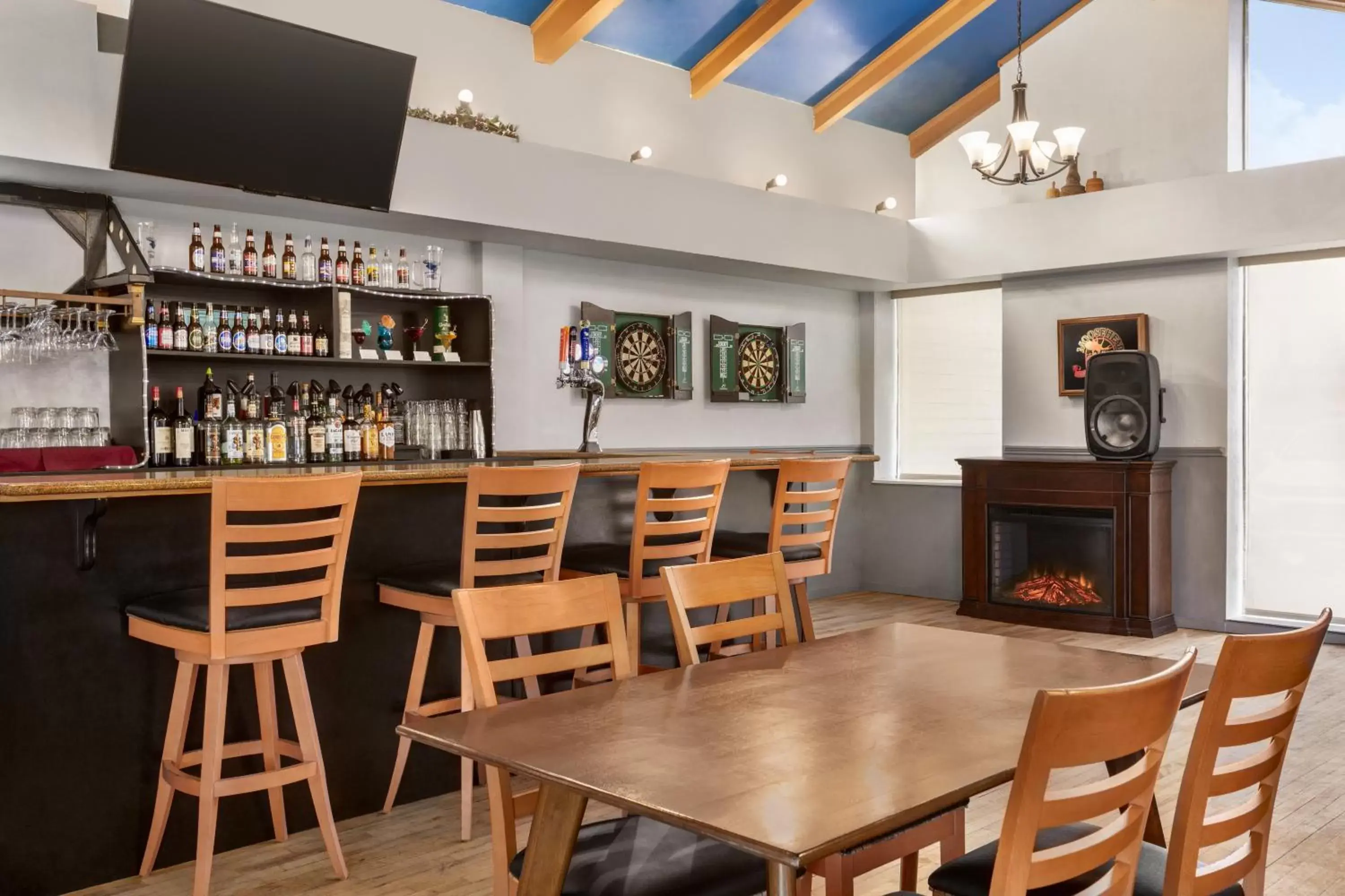 Lounge or bar, Lounge/Bar in Days Inn & Suites by Wyndham Moncton