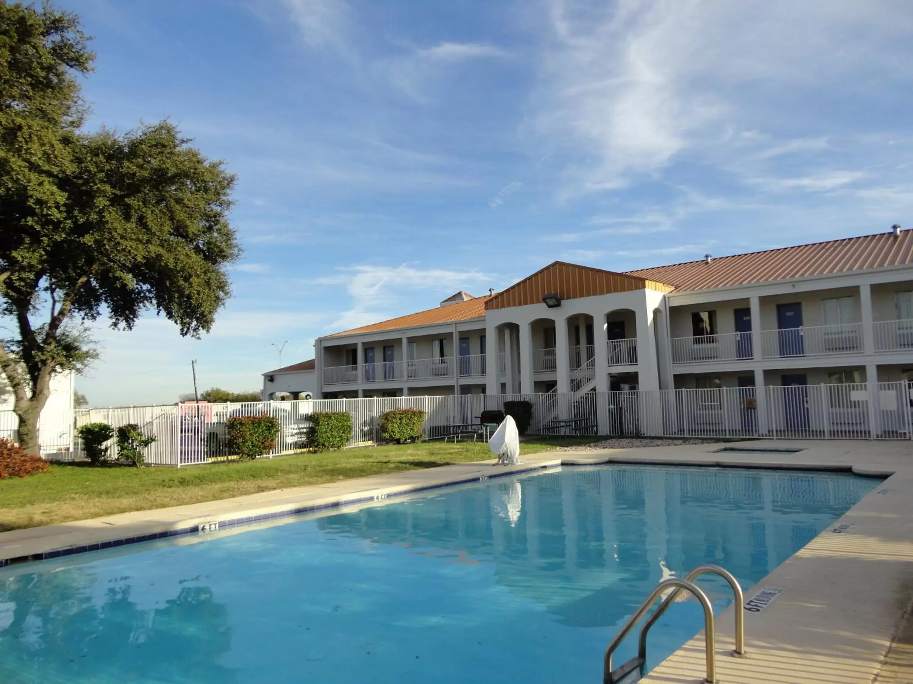 Swimming pool, Property Building in Motel 6-Round Rock, TX