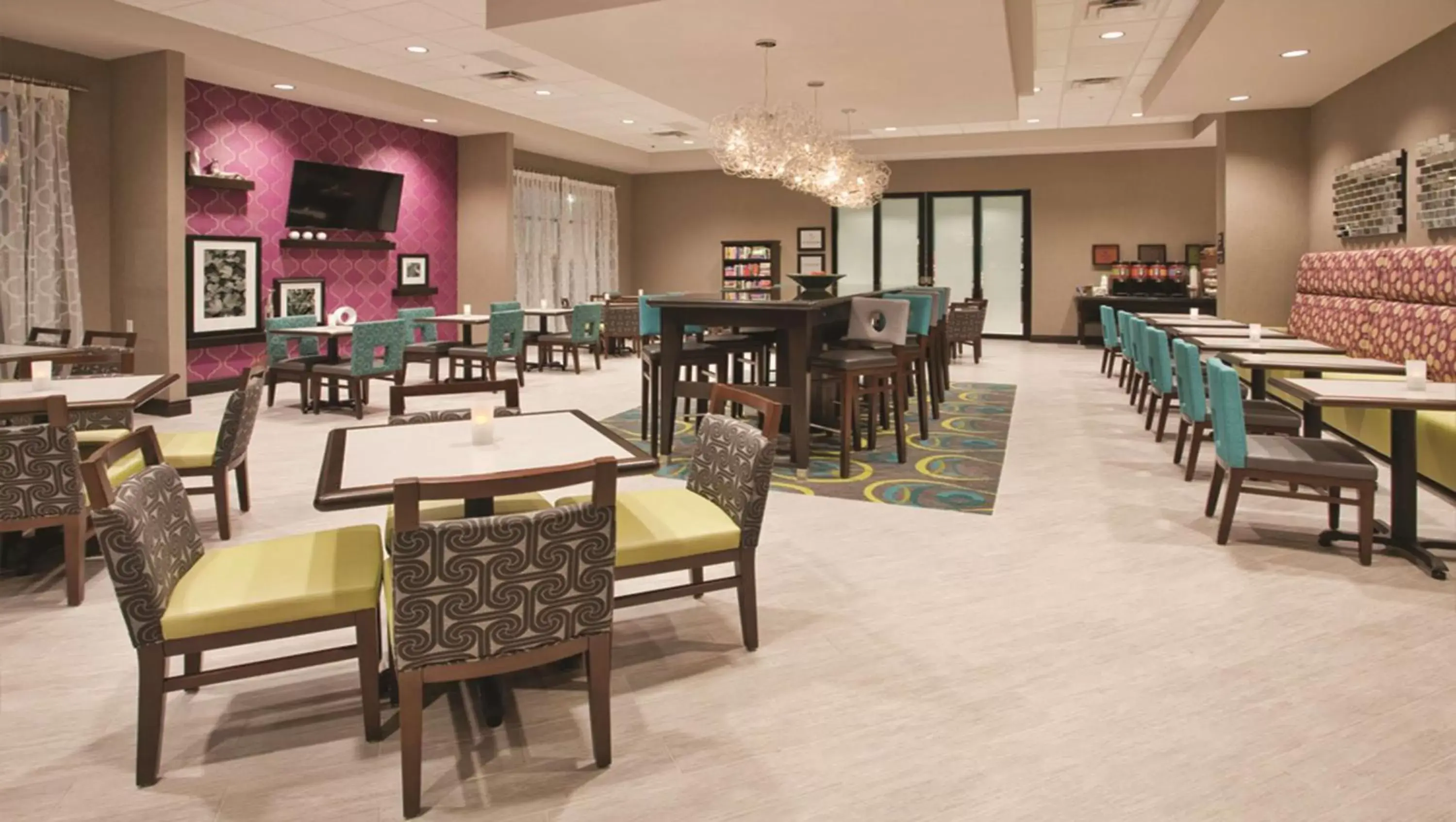 Property building, Restaurant/Places to Eat in Hampton Inn Kearney