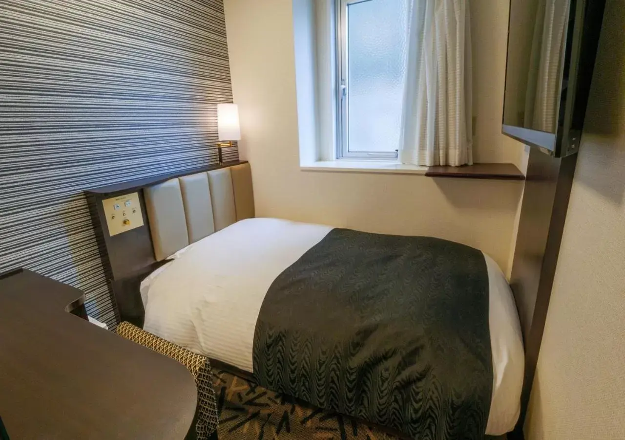 Photo of the whole room, Bed in APA Hotel Miyazaki Nobeoka Ekimae